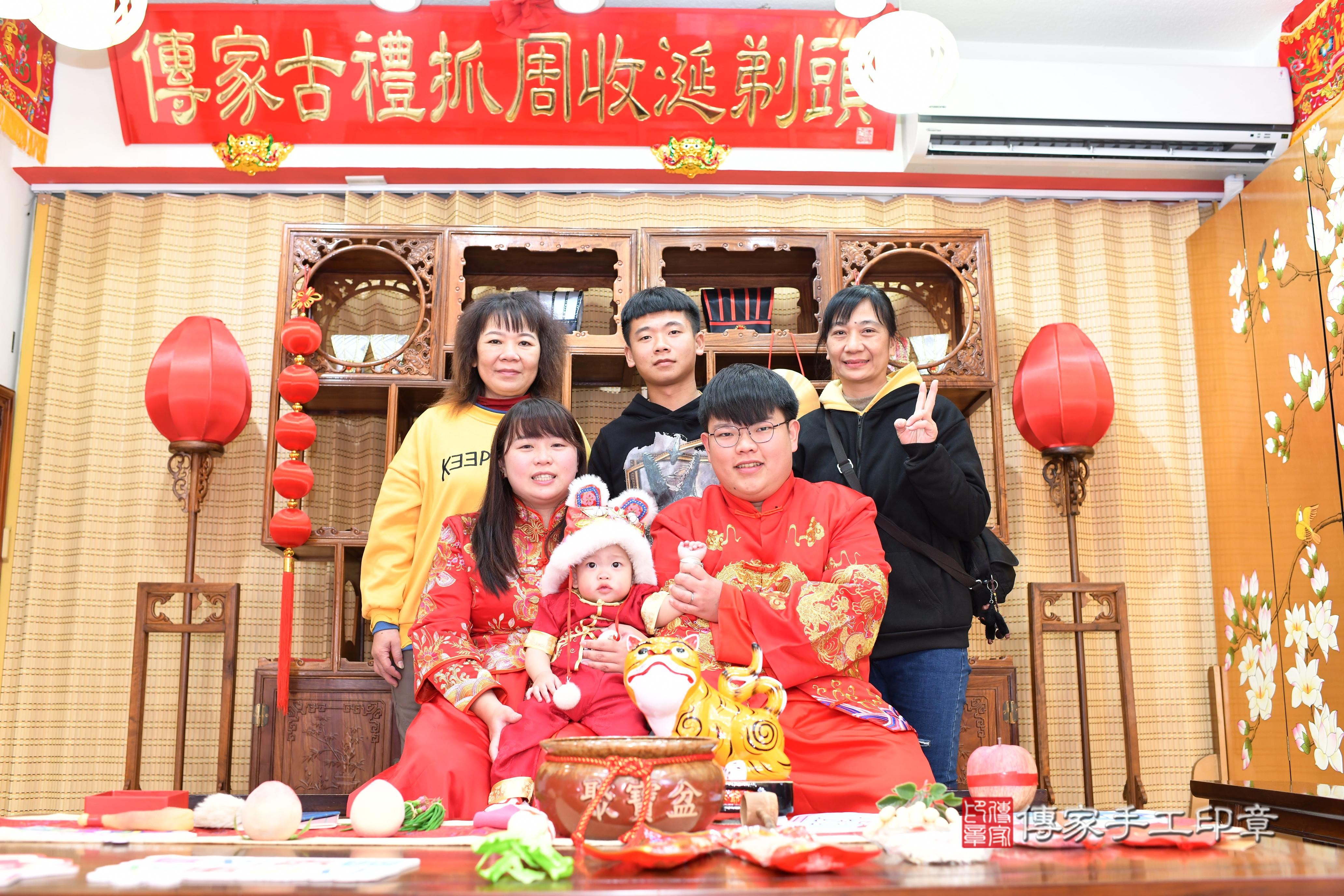 傳家手工印章台南店、抓周、度脺、中國風會場、傳家嬰兒古禮、吉祥話、抓周道具物品24種、拍照。抓周證書。寶寶抓周、滿周歲、生日快樂、祝福