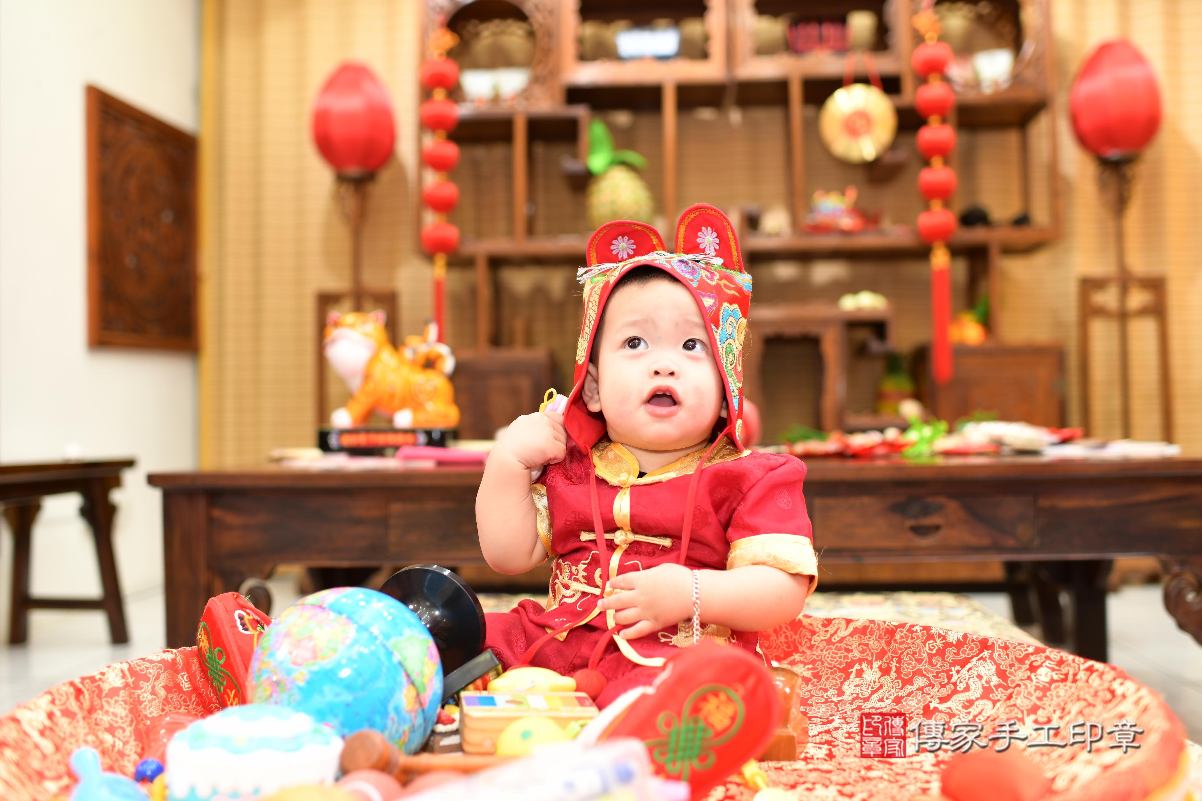 傳家手工印章台南店、抓周、度脺、中國風會場、傳家嬰兒古禮、吉祥話、抓周道具物品24種、拍照。抓周證書。寶寶抓周、滿周歲、生日快樂、祝福