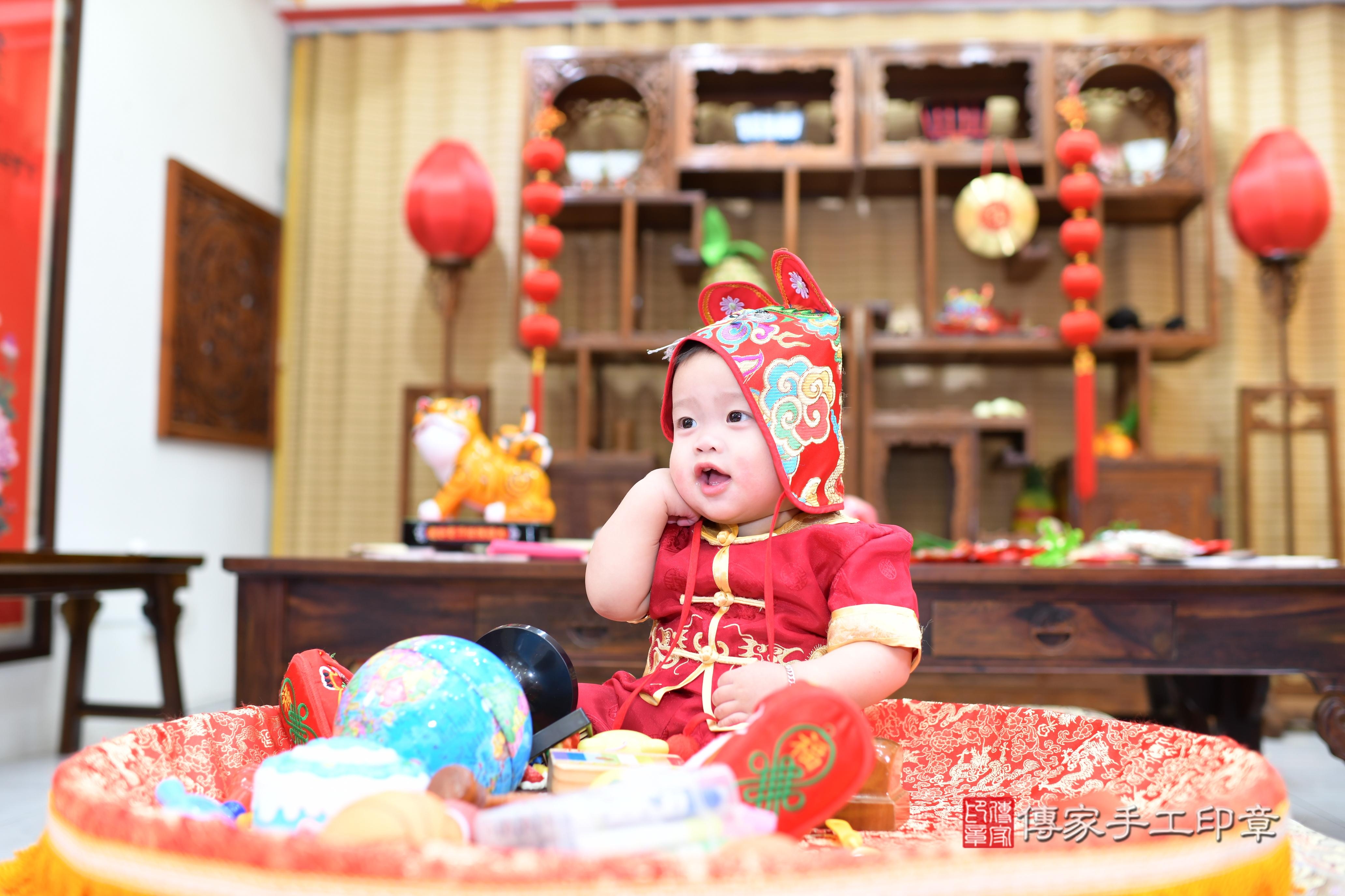 傳家手工印章台南店、抓周、度脺、中國風會場、傳家嬰兒古禮、吉祥話、抓周道具物品24種、拍照。抓周證書。寶寶抓周、滿周歲、生日快樂、祝福