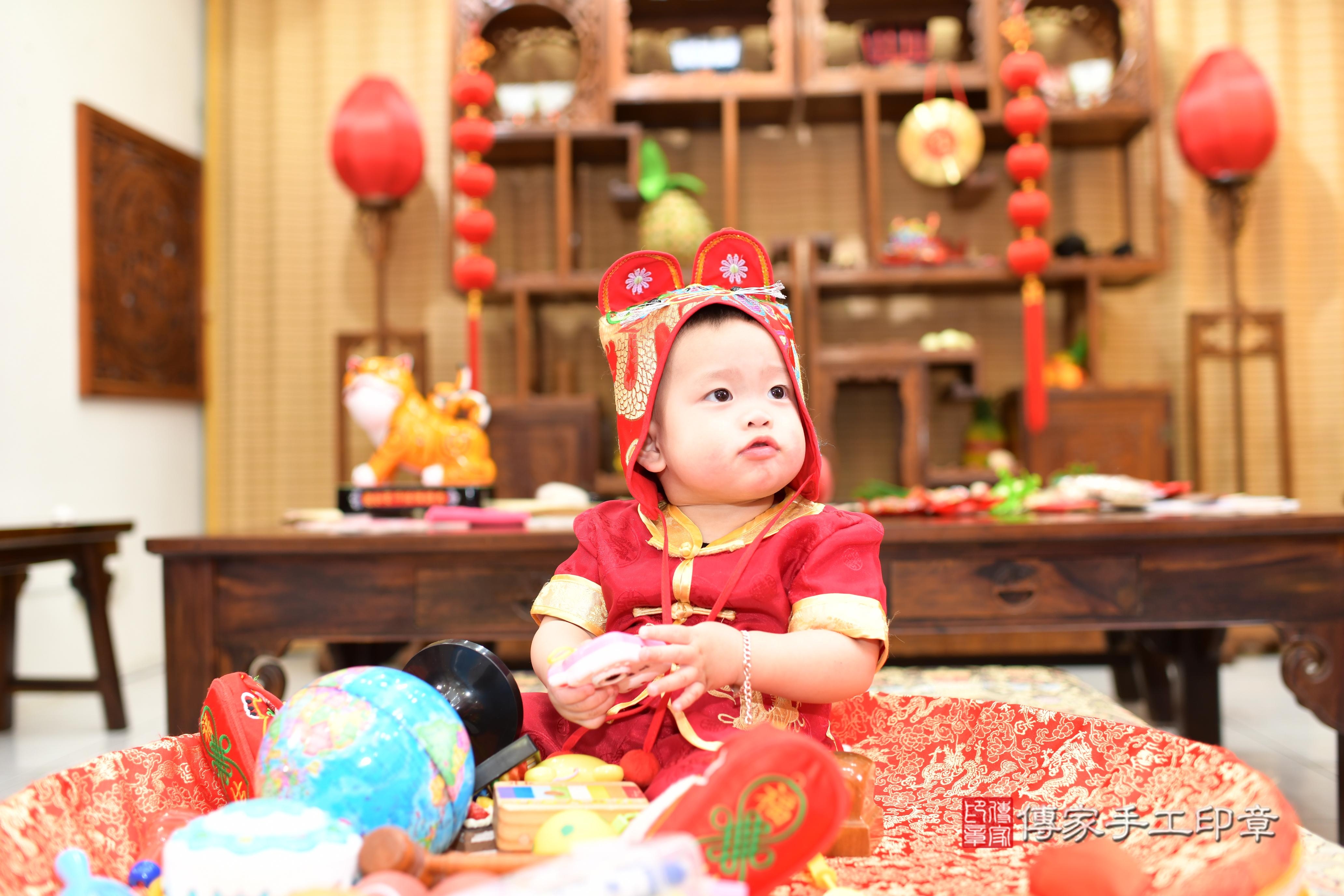 傳家手工印章台南店、抓周、度脺、中國風會場、傳家嬰兒古禮、吉祥話、抓周道具物品24種、拍照。抓周證書。寶寶抓周、滿周歲、生日快樂、祝福