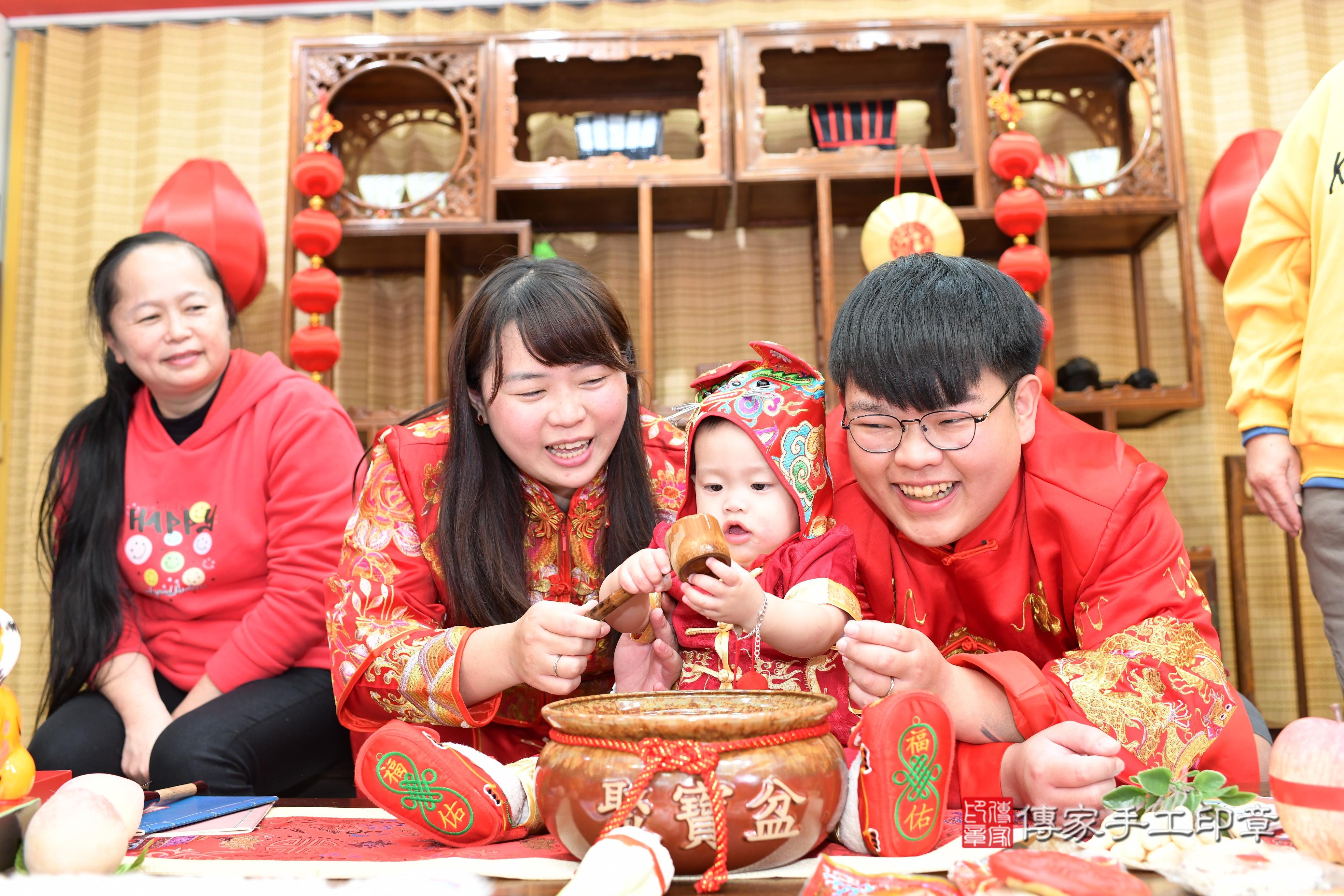 傳家手工印章台南店、抓周、度脺、中國風會場、傳家嬰兒古禮、吉祥話、抓周道具物品24種、拍照。抓周證書。寶寶抓周、滿周歲、生日快樂、祝福