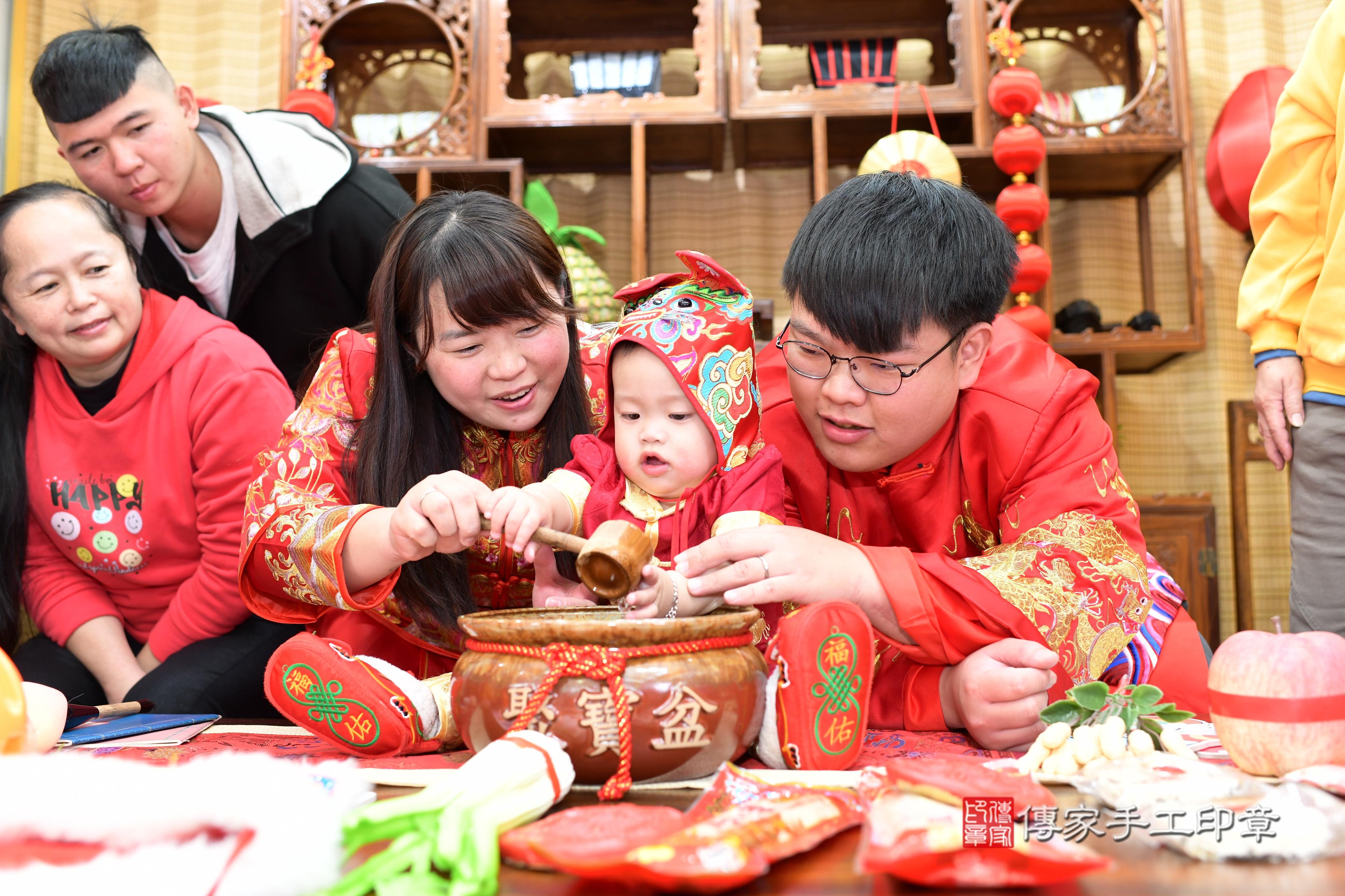 傳家手工印章台南店、抓周、度脺、中國風會場、傳家嬰兒古禮、吉祥話、抓周道具物品24種、拍照。抓周證書。寶寶抓周、滿周歲、生日快樂、祝福