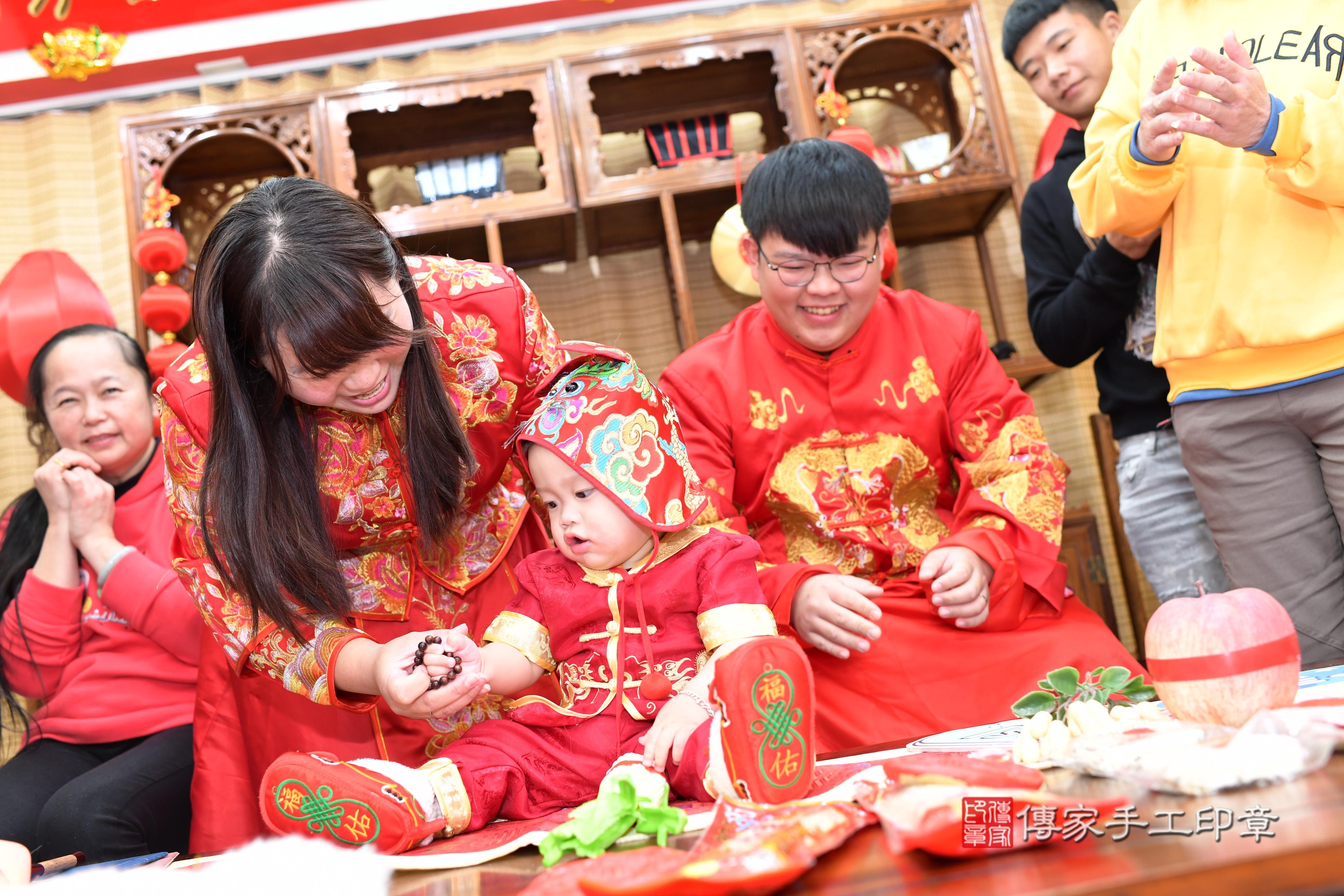 傳家手工印章台南店、抓周、度脺、中國風會場、傳家嬰兒古禮、吉祥話、抓周道具物品24種、拍照。抓周證書。寶寶抓周、滿周歲、生日快樂、祝福