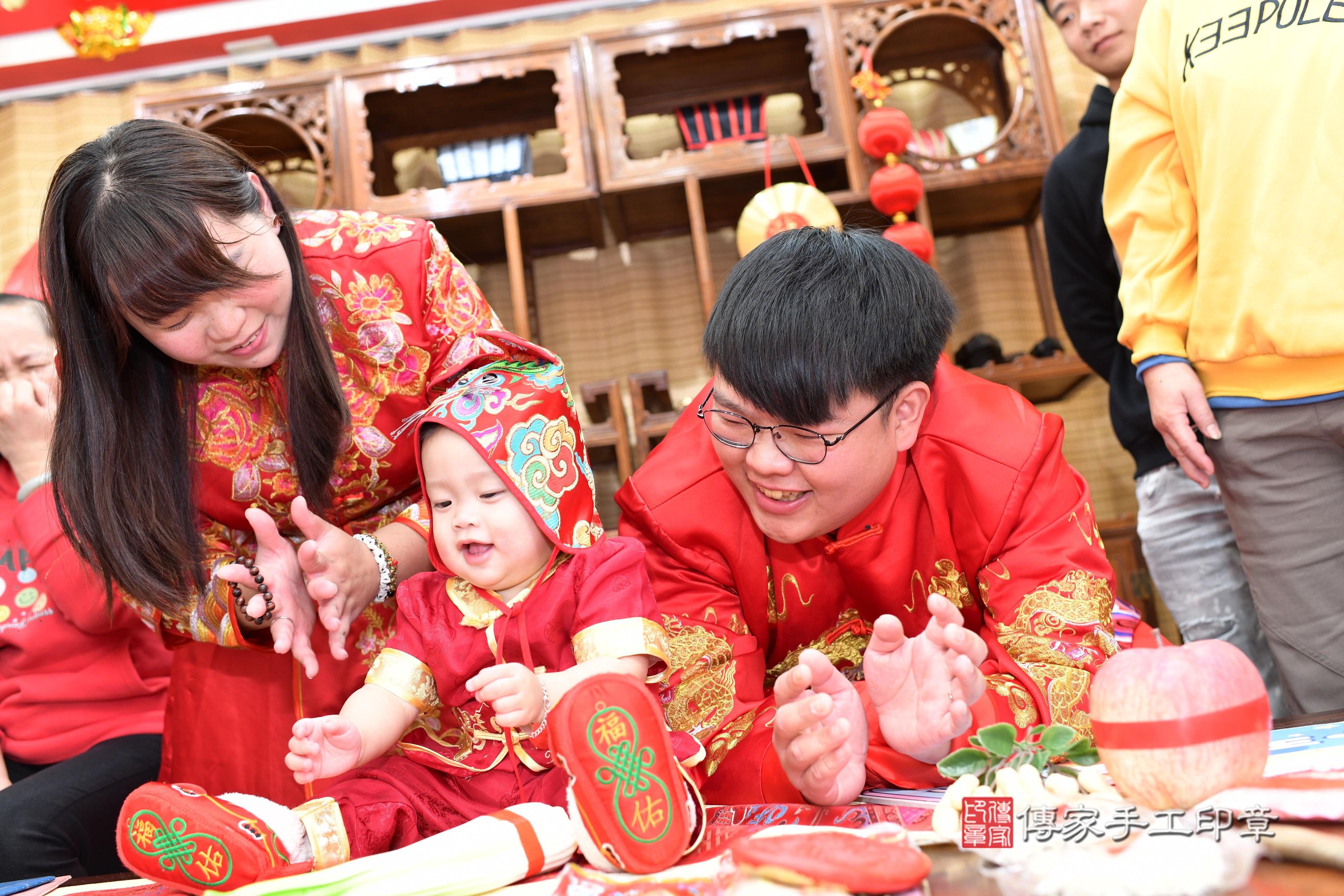 傳家手工印章台南店、抓周、度脺、中國風會場、傳家嬰兒古禮、吉祥話、抓周道具物品24種、拍照。抓周證書。寶寶抓周、滿周歲、生日快樂、祝福