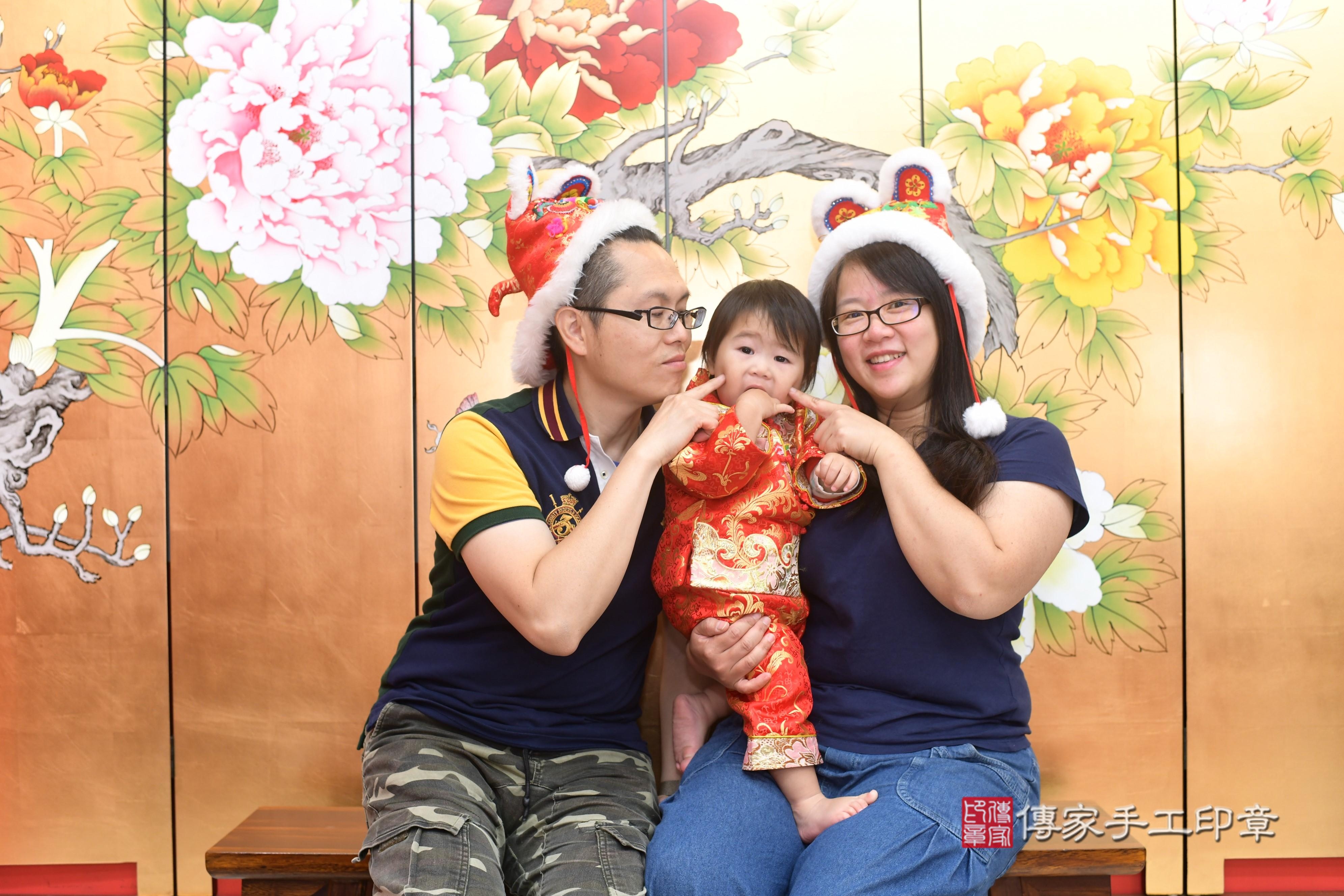 傳家手工印章高雄店、抓周、度脺、中國風會場、傳家嬰兒古禮、吉祥話、抓周道具物品24種、拍照。抓周證書。寶寶抓周、滿周歲、生日快樂、祝福 傳家手工印章高雄店、抓周、度脺、中國風會場、傳家嬰兒古禮、吉祥話、抓周道具物品24種、拍照。抓周證書。寶寶抓周、滿周歲、生日快樂、祝福