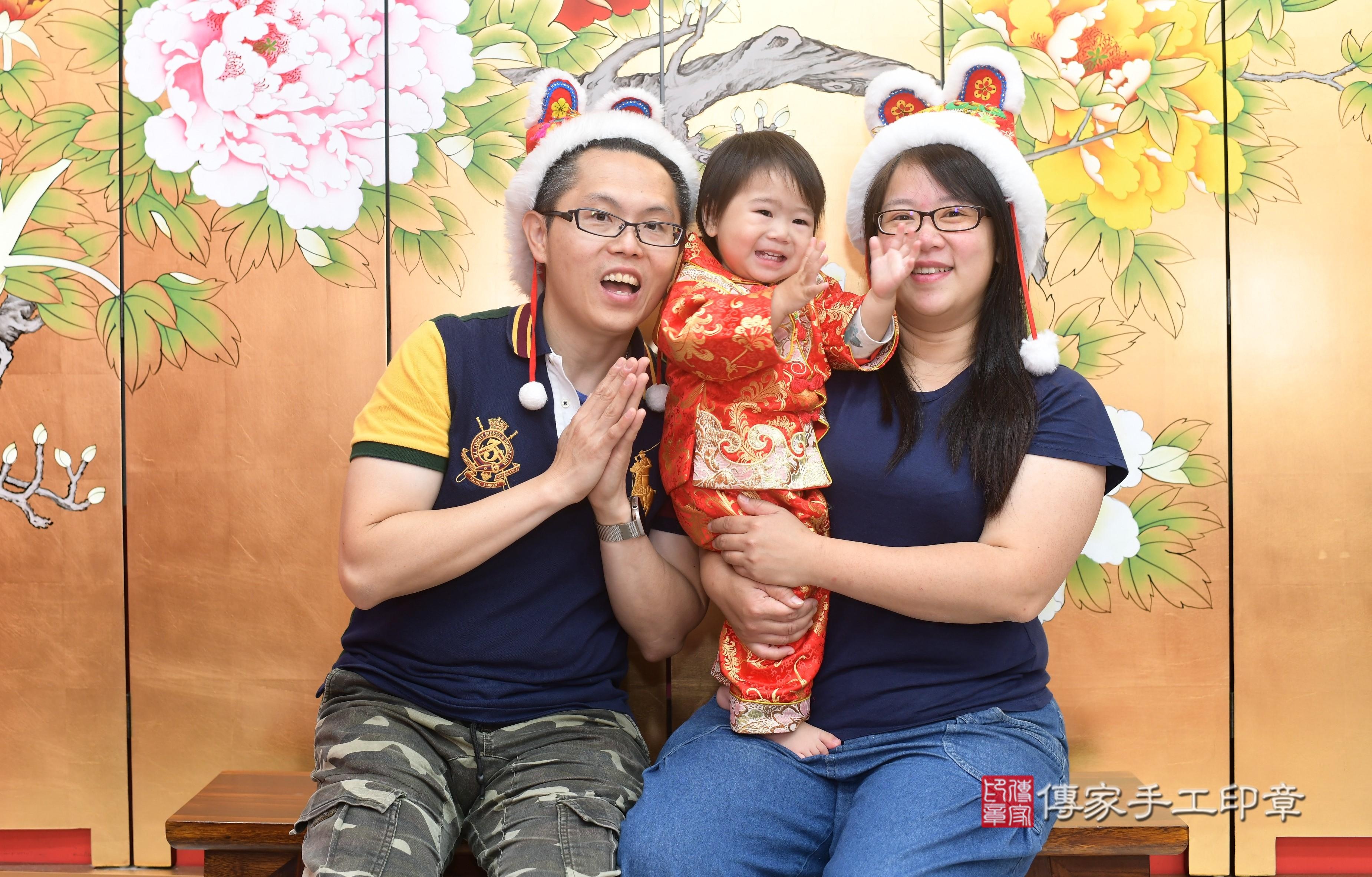 傳家手工印章高雄店、抓周、度脺、中國風會場、傳家嬰兒古禮、吉祥話、抓周道具物品24種、拍照。抓周證書。寶寶抓周、滿周歲、生日快樂、祝福 傳家手工印章高雄店、抓周、度脺、中國風會場、傳家嬰兒古禮、吉祥話、抓周道具物品24種、拍照。抓周證書。寶寶抓周、滿周歲、生日快樂、祝福