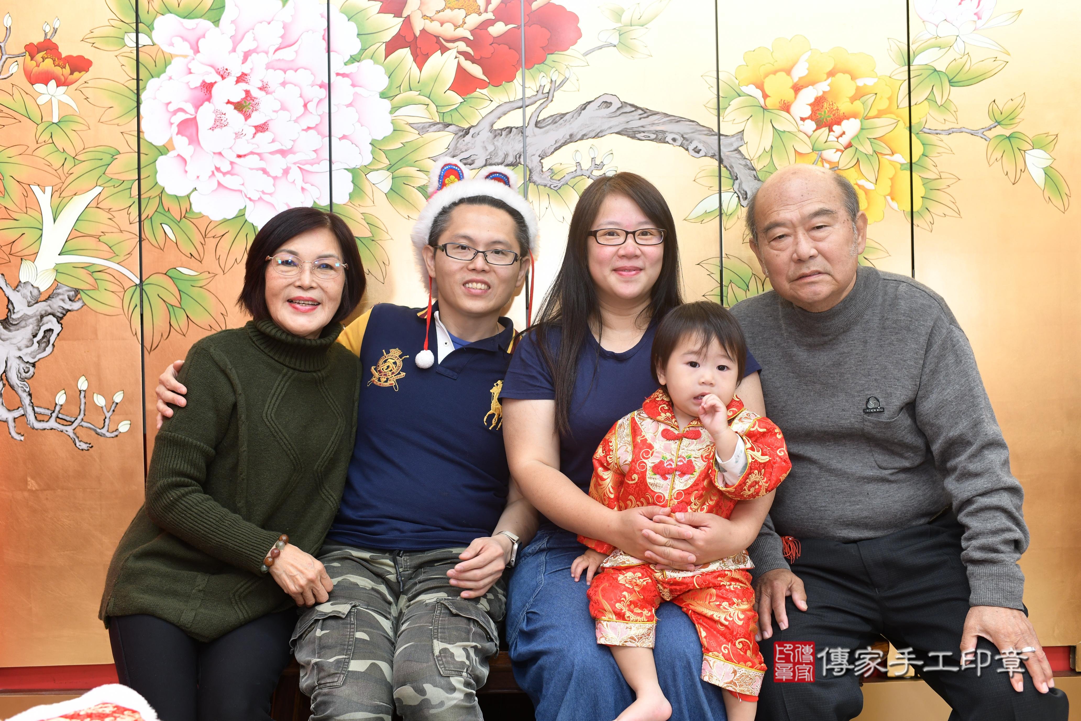 傳家手工印章高雄店、抓周、度脺、中國風會場、傳家嬰兒古禮、吉祥話、抓周道具物品24種、拍照。抓周證書。寶寶抓周、滿周歲、生日快樂、祝福 傳家手工印章高雄店、抓周、度脺、中國風會場、傳家嬰兒古禮、吉祥話、抓周道具物品24種、拍照。抓周證書。寶寶抓周、滿周歲、生日快樂、祝福