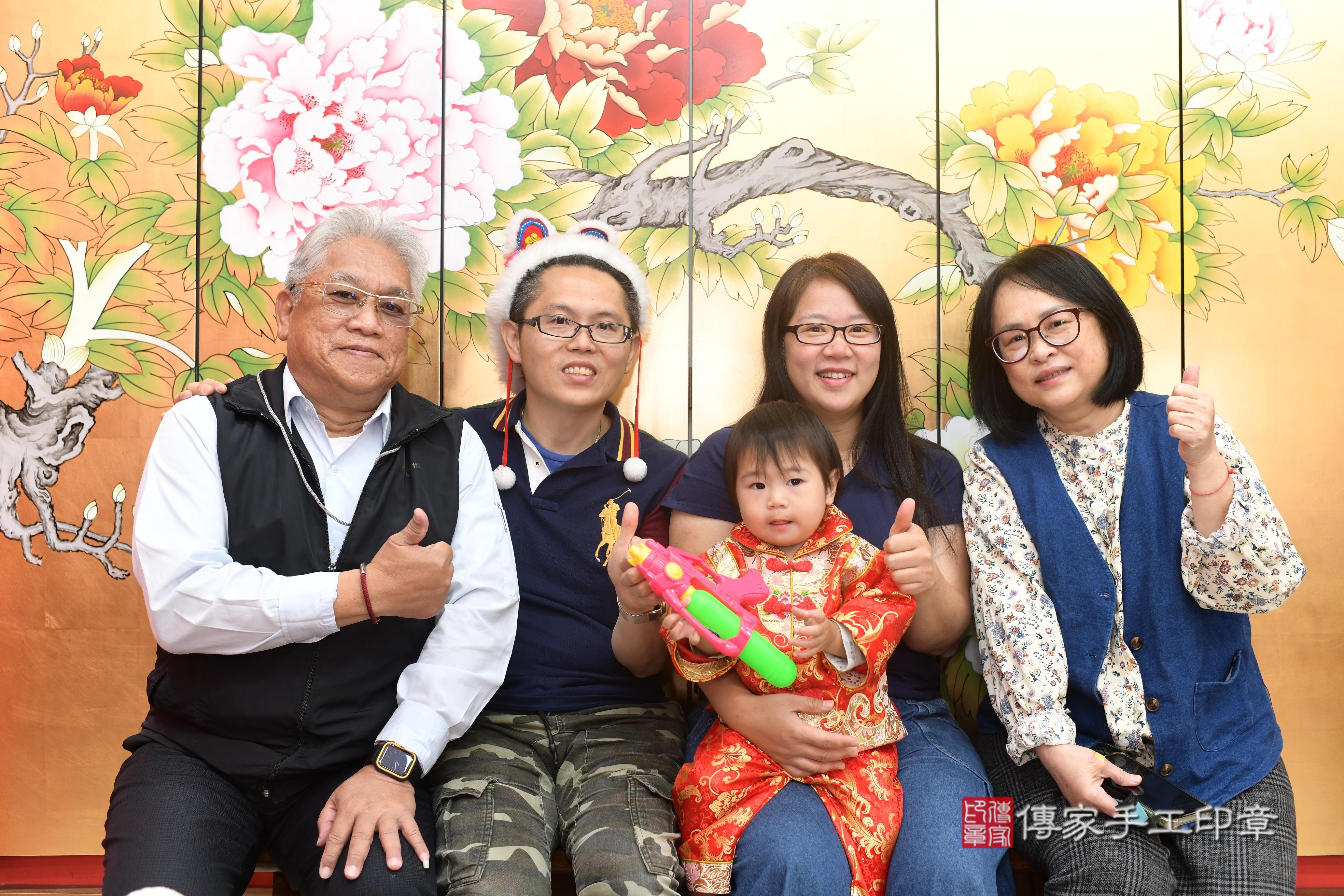 傳家手工印章高雄店、抓周、度脺、中國風會場、傳家嬰兒古禮、吉祥話、抓周道具物品24種、拍照。抓周證書。寶寶抓周、滿周歲、生日快樂、祝福 傳家手工印章高雄店、抓周、度脺、中國風會場、傳家嬰兒古禮、吉祥話、抓周道具物品24種、拍照。抓周證書。寶寶抓周、滿周歲、生日快樂、祝福