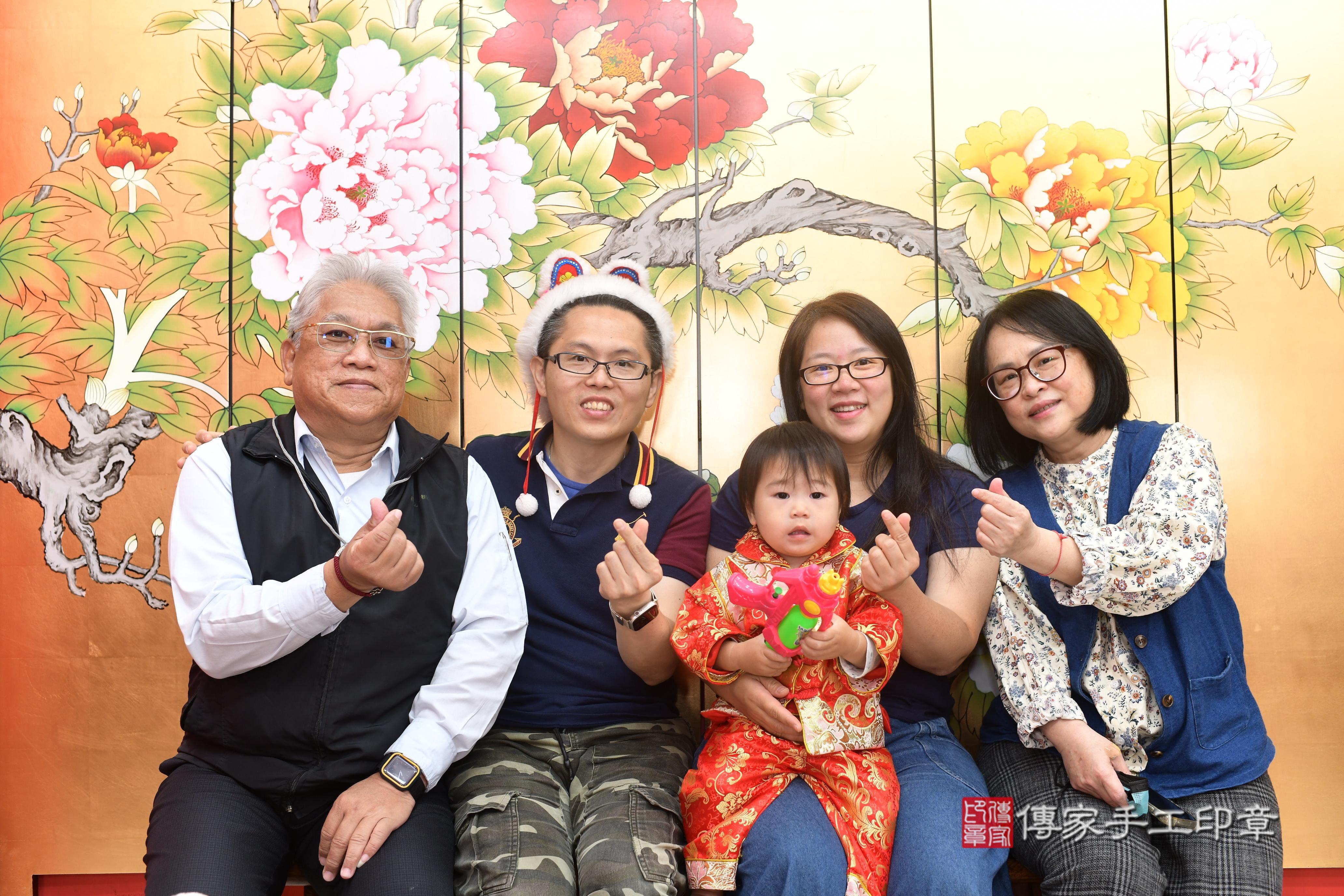 傳家手工印章高雄店、抓周、度脺、中國風會場、傳家嬰兒古禮、吉祥話、抓周道具物品24種、拍照。抓周證書。寶寶抓周、滿周歲、生日快樂、祝福 傳家手工印章高雄店、抓周、度脺、中國風會場、傳家嬰兒古禮、吉祥話、抓周道具物品24種、拍照。抓周證書。寶寶抓周、滿周歲、生日快樂、祝福