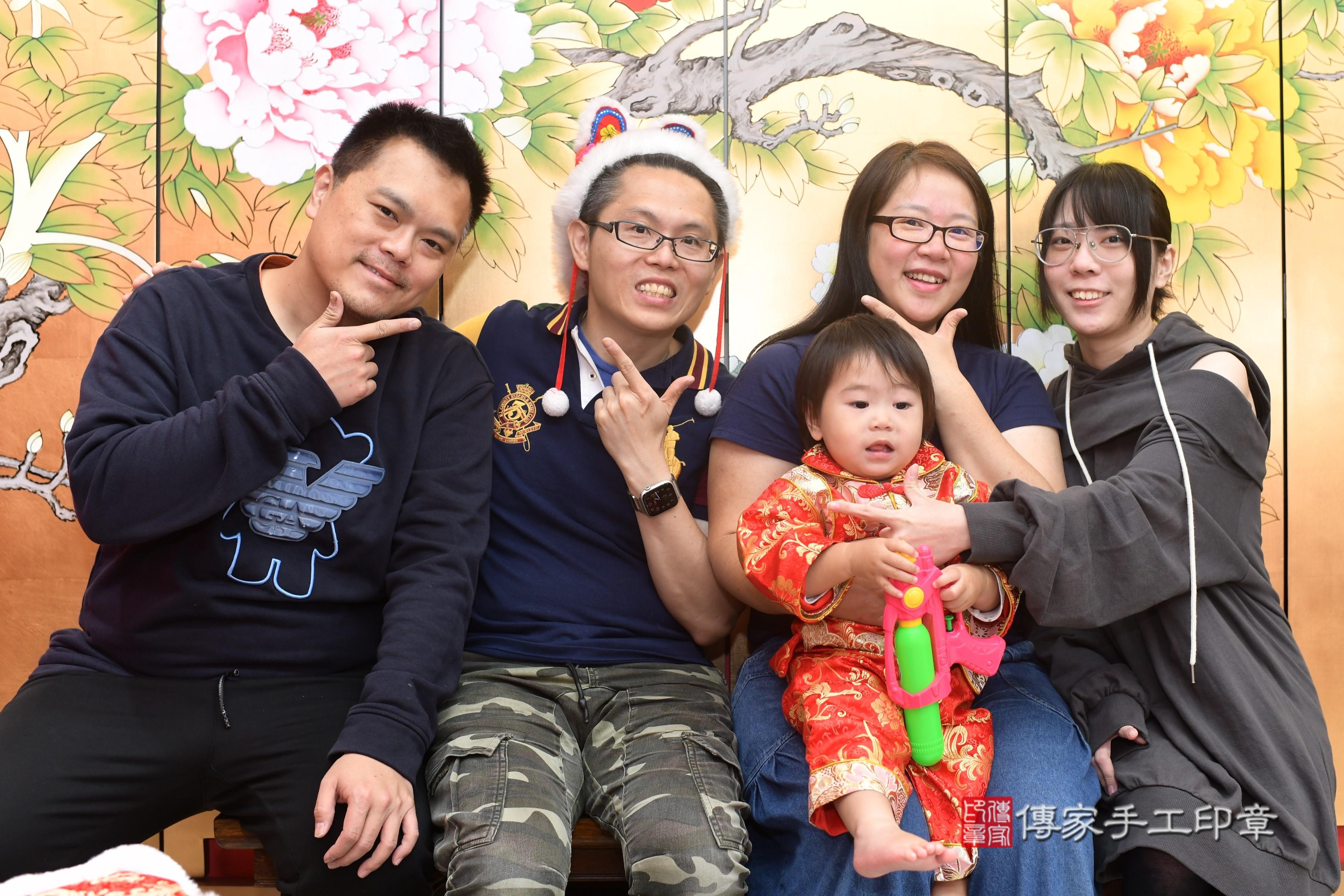 傳家手工印章高雄店、抓周、度脺、中國風會場、傳家嬰兒古禮、吉祥話、抓周道具物品24種、拍照。抓周證書。寶寶抓周、滿周歲、生日快樂、祝福 傳家手工印章高雄店、抓周、度脺、中國風會場、傳家嬰兒古禮、吉祥話、抓周道具物品24種、拍照。抓周證書。寶寶抓周、滿周歲、生日快樂、祝福