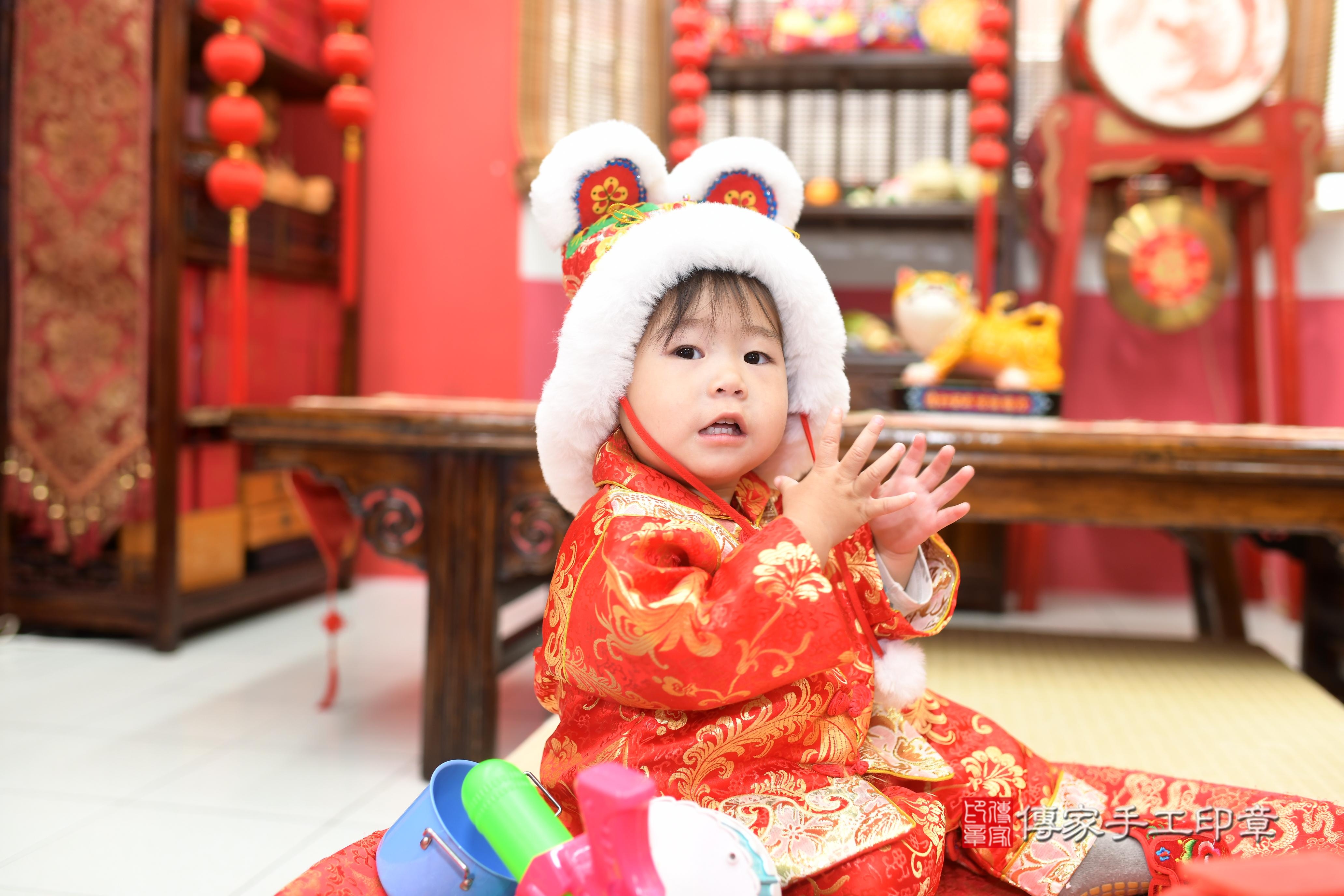 傳家手工印章高雄店、抓周、度脺、中國風會場、傳家嬰兒古禮、吉祥話、抓周道具物品24種、拍照。抓周證書。寶寶抓周、滿周歲、生日快樂、祝福 傳家手工印章高雄店、抓周、度脺、中國風會場、傳家嬰兒古禮、吉祥話、抓周道具物品24種、拍照。抓周證書。寶寶抓周、滿周歲、生日快樂、祝福