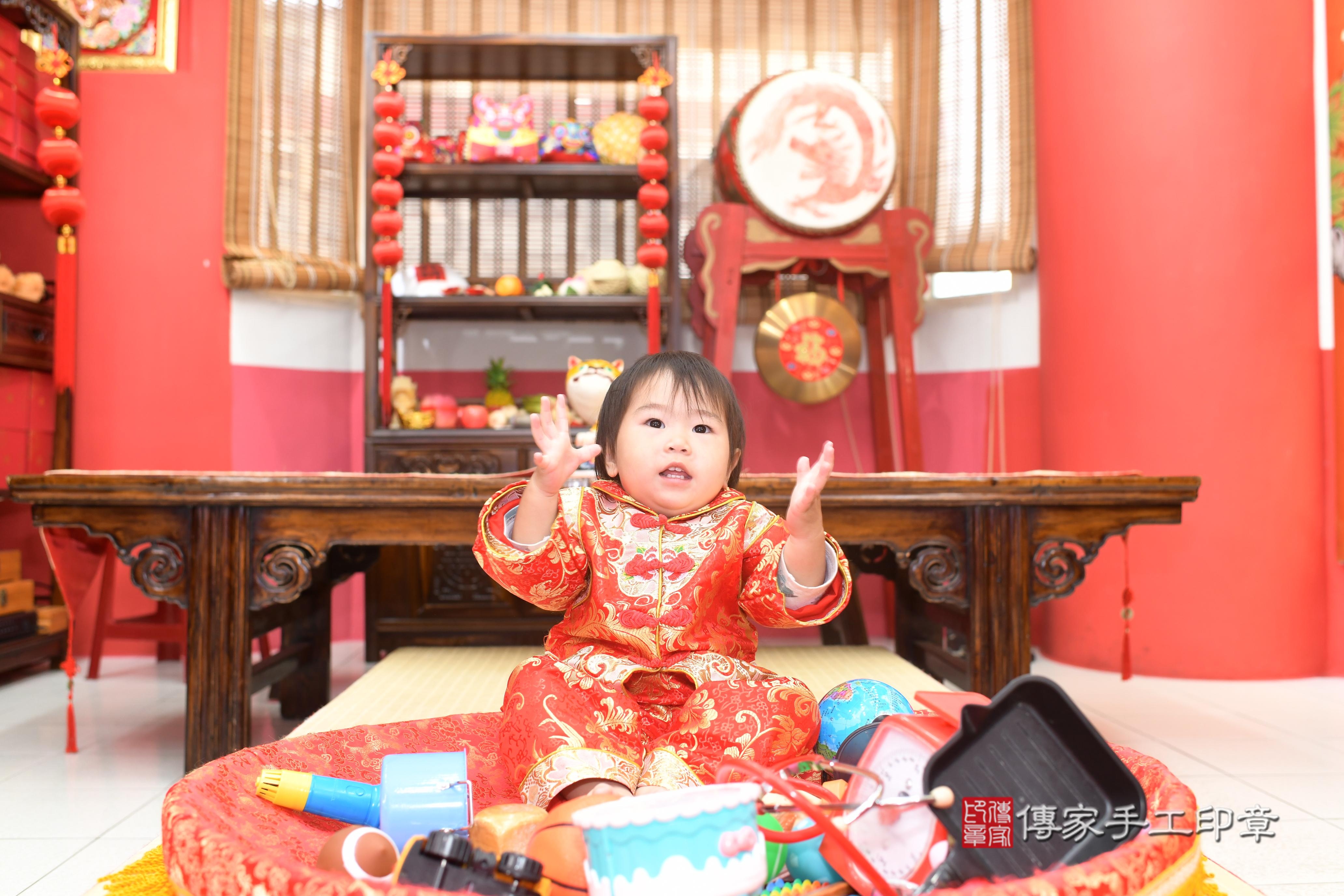 傳家手工印章高雄店、抓周、度脺、中國風會場、傳家嬰兒古禮、吉祥話、抓周道具物品24種、拍照。抓周證書。寶寶抓周、滿周歲、生日快樂、祝福 傳家手工印章高雄店、抓周、度脺、中國風會場、傳家嬰兒古禮、吉祥話、抓周道具物品24種、拍照。抓周證書。寶寶抓周、滿周歲、生日快樂、祝福