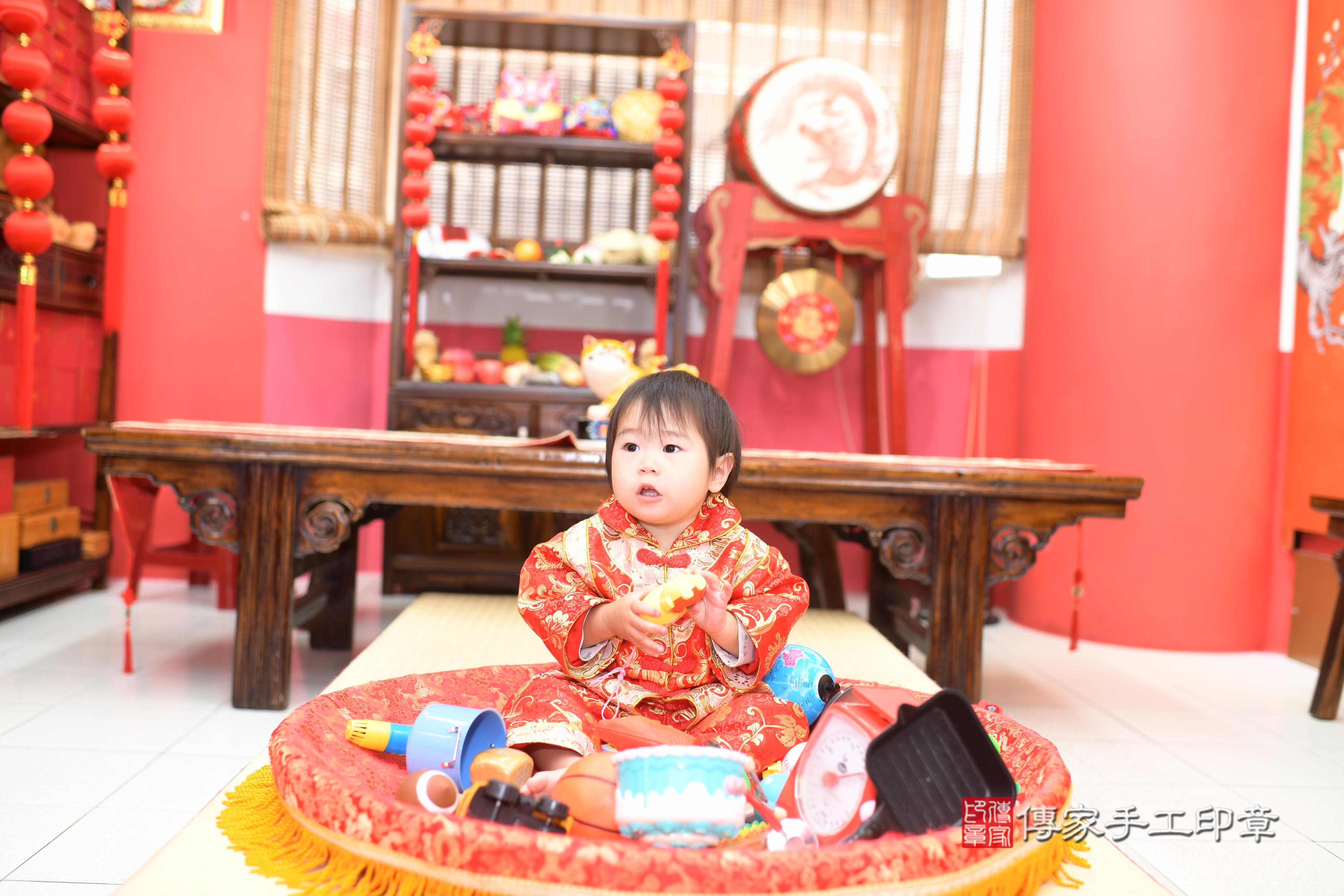 傳家手工印章高雄店、抓周、度脺、中國風會場、傳家嬰兒古禮、吉祥話、抓周道具物品24種、拍照。抓周證書。寶寶抓周、滿周歲、生日快樂、祝福 傳家手工印章高雄店、抓周、度脺、中國風會場、傳家嬰兒古禮、吉祥話、抓周道具物品24種、拍照。抓周證書。寶寶抓周、滿周歲、生日快樂、祝福