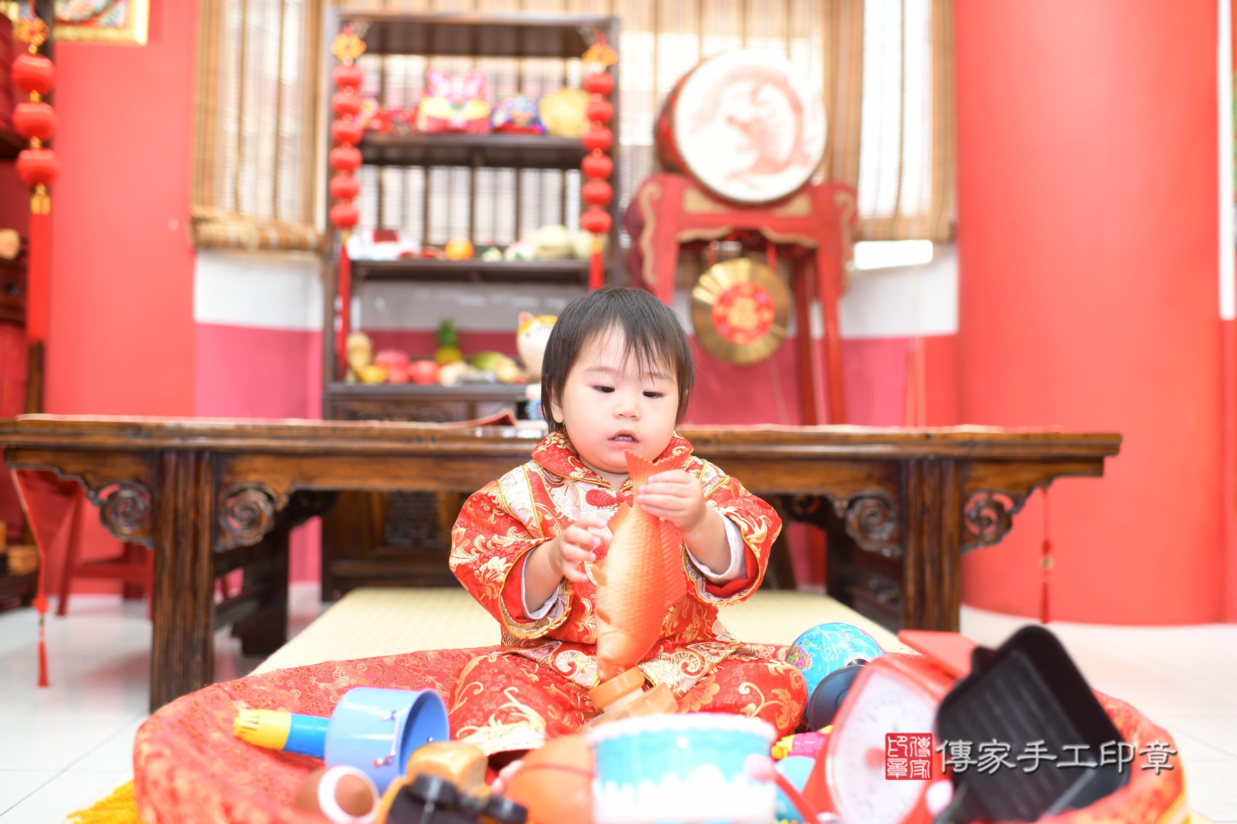 傳家手工印章高雄店、抓周、度脺、中國風會場、傳家嬰兒古禮、吉祥話、抓周道具物品24種、拍照。抓周證書。寶寶抓周、滿周歲、生日快樂、祝福 傳家手工印章高雄店、抓周、度脺、中國風會場、傳家嬰兒古禮、吉祥話、抓周道具物品24種、拍照。抓周證書。寶寶抓周、滿周歲、生日快樂、祝福