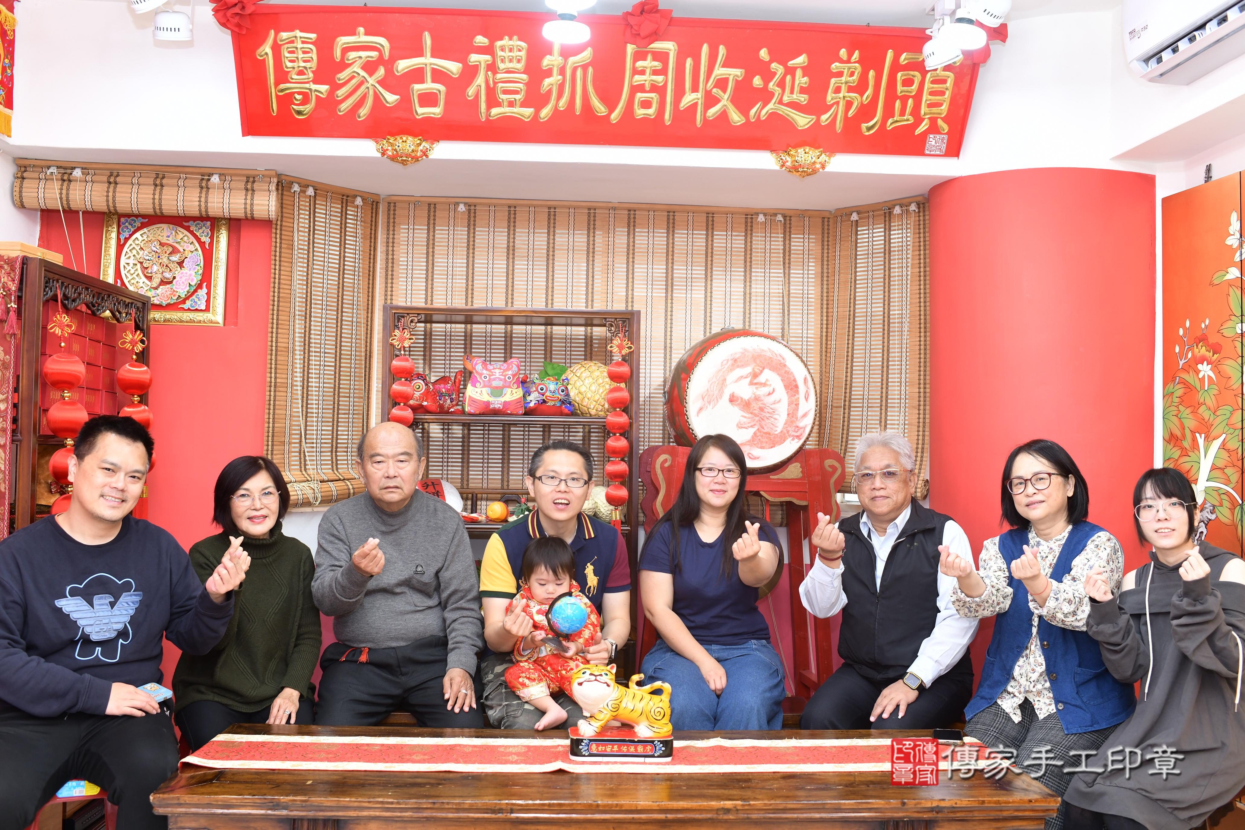 傳家手工印章高雄店、抓周、度脺、中國風會場、傳家嬰兒古禮、吉祥話、抓周道具物品24種、拍照。抓周證書。寶寶抓周、滿周歲、生日快樂、祝福 傳家手工印章高雄店、抓周、度脺、中國風會場、傳家嬰兒古禮、吉祥話、抓周道具物品24種、拍照。抓周證書。寶寶抓周、滿周歲、生日快樂、祝福