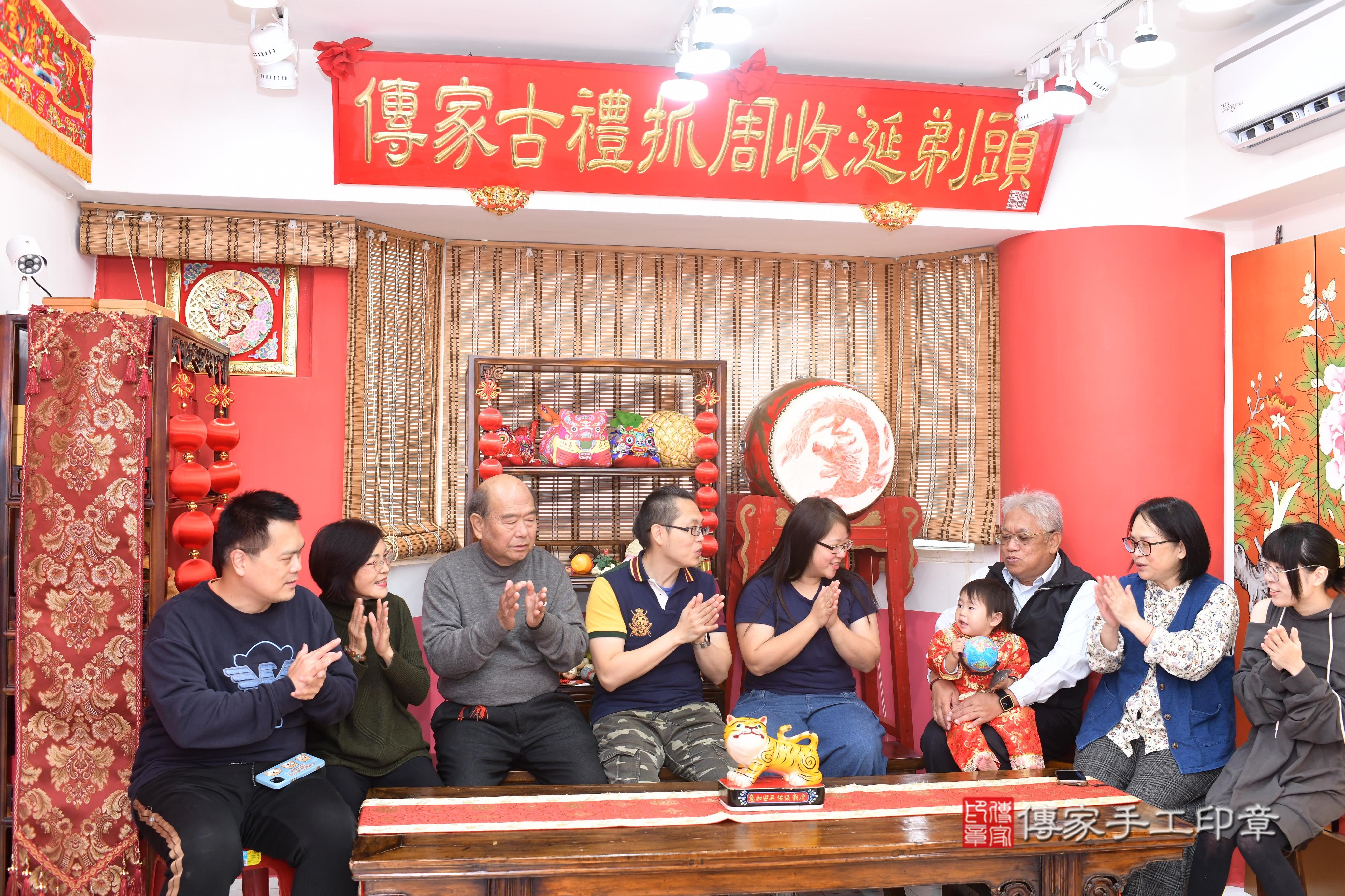 傳家手工印章高雄店、抓周、度脺、中國風會場、傳家嬰兒古禮、吉祥話、抓周道具物品24種、拍照。抓周證書。寶寶抓周、滿周歲、生日快樂、祝福 傳家手工印章高雄店、抓周、度脺、中國風會場、傳家嬰兒古禮、吉祥話、抓周道具物品24種、拍照。抓周證書。寶寶抓周、滿周歲、生日快樂、祝福