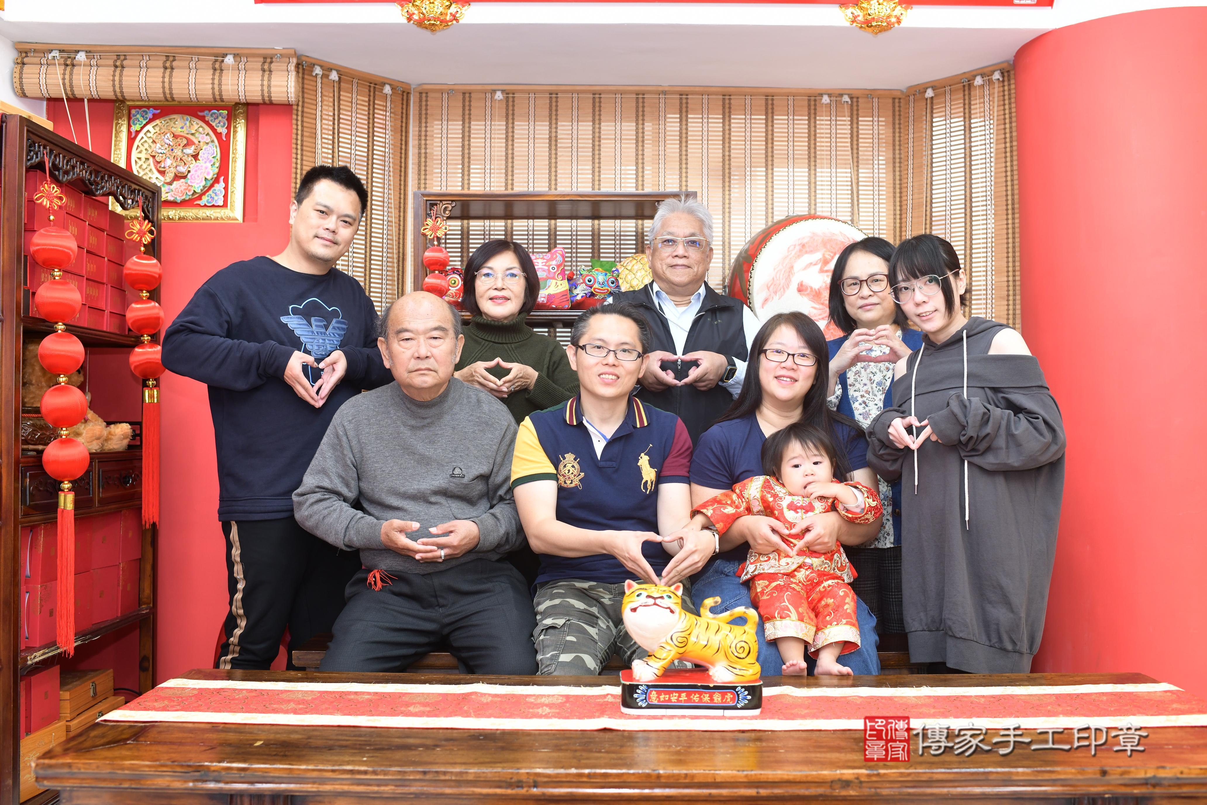 傳家手工印章高雄店、抓周、度脺、中國風會場、傳家嬰兒古禮、吉祥話、抓周道具物品24種、拍照。抓周證書。寶寶抓周、滿周歲、生日快樂、祝福 傳家手工印章高雄店、抓周、度脺、中國風會場、傳家嬰兒古禮、吉祥話、抓周道具物品24種、拍照。抓周證書。寶寶抓周、滿周歲、生日快樂、祝福