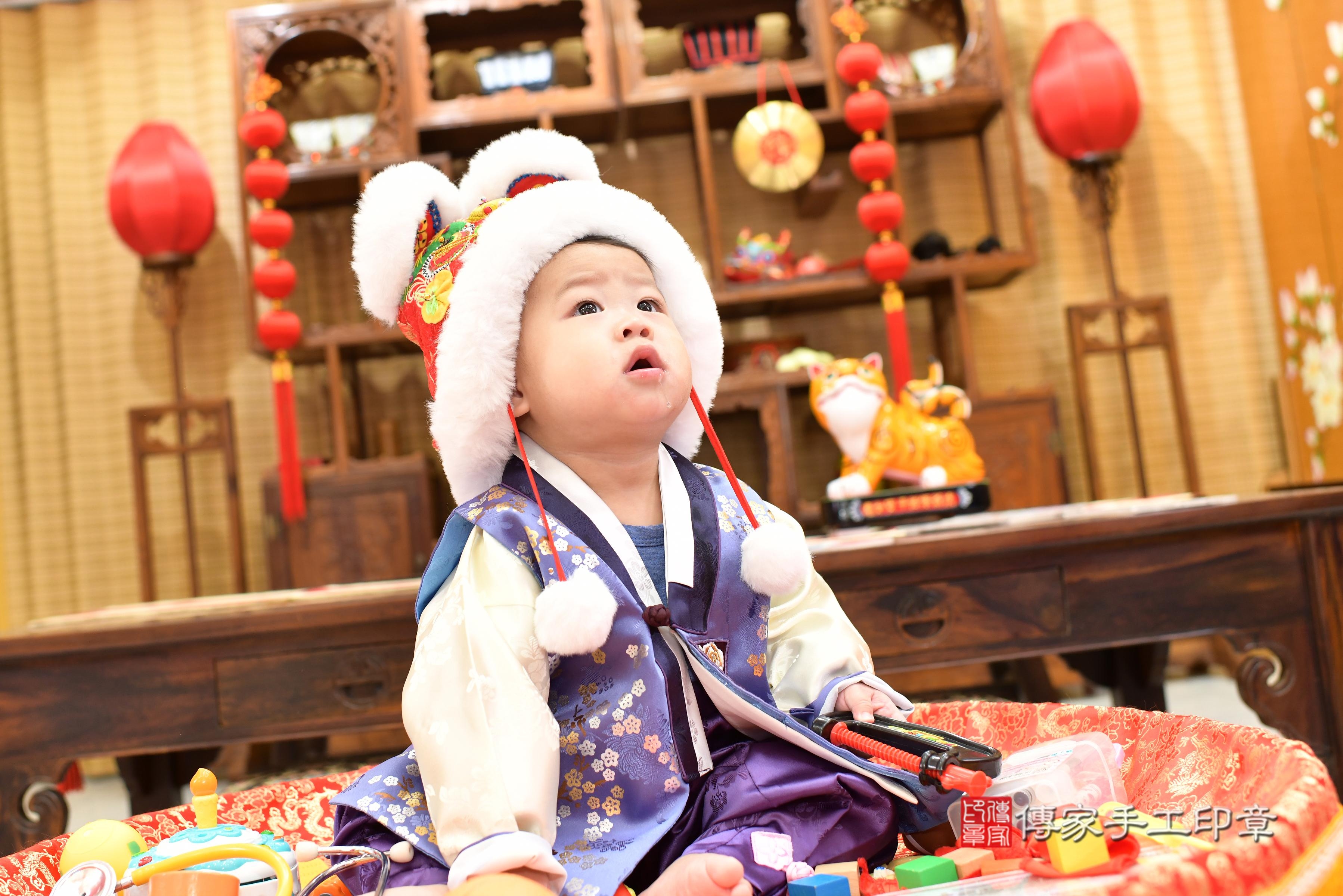 傳家手工印章台南店、抓周、度脺、中國風會場、傳家嬰兒古禮、吉祥話、抓周道具物品24種、拍照。抓周證書。寶寶抓周、滿周歲、生日快樂、祝福 傳家手工印章台南店、抓周、度脺、中國風會場、傳家嬰兒古禮、吉祥話、抓周道具物品24種、拍照。抓周證書。寶寶抓周、滿周歲、生日快樂、祝福