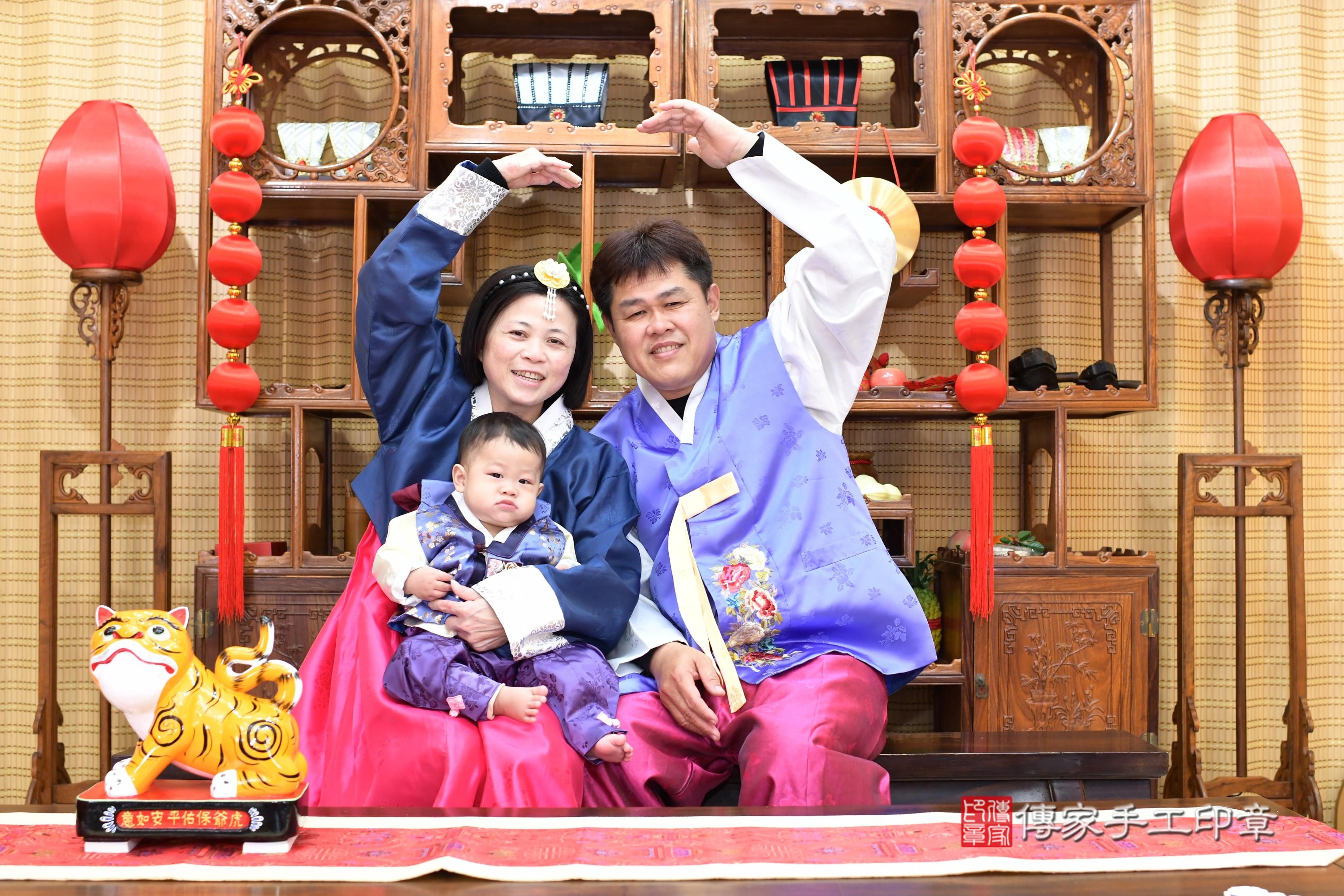 傳家手工印章台南店、抓周、度脺、中國風會場、傳家嬰兒古禮、吉祥話、抓周道具物品24種、拍照。抓周證書。寶寶抓周、滿周歲、生日快樂、祝福 傳家手工印章台南店、抓周、度脺、中國風會場、傳家嬰兒古禮、吉祥話、抓周道具物品24種、拍照。抓周證書。寶寶抓周、滿周歲、生日快樂、祝福