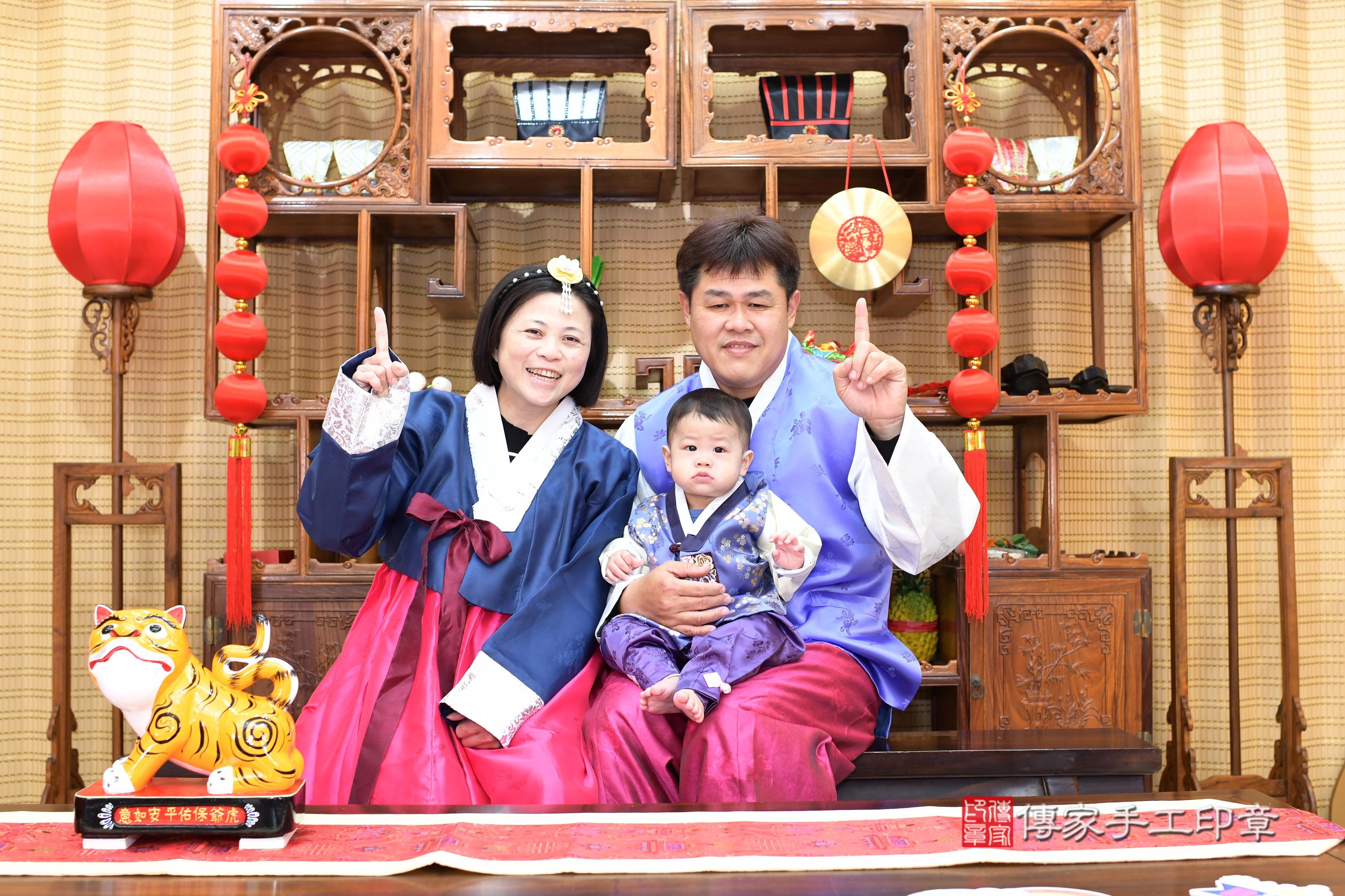 傳家手工印章台南店、抓周、度脺、中國風會場、傳家嬰兒古禮、吉祥話、抓周道具物品24種、拍照。抓周證書。寶寶抓周、滿周歲、生日快樂、祝福 傳家手工印章台南店、抓周、度脺、中國風會場、傳家嬰兒古禮、吉祥話、抓周道具物品24種、拍照。抓周證書。寶寶抓周、滿周歲、生日快樂、祝福