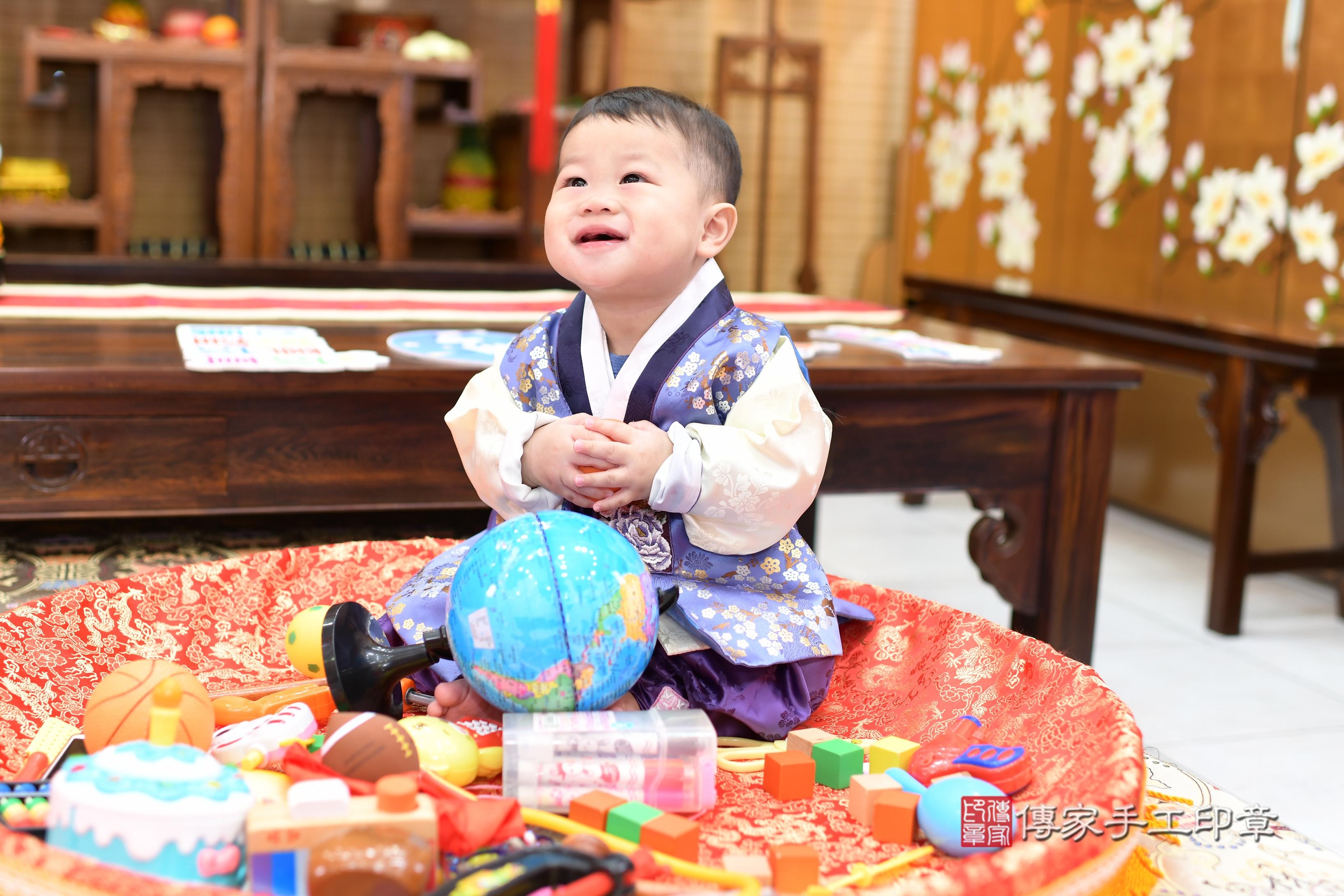 傳家手工印章台南店、抓周、度脺、中國風會場、傳家嬰兒古禮、吉祥話、抓周道具物品24種、拍照。抓周證書。寶寶抓周、滿周歲、生日快樂、祝福 傳家手工印章台南店、抓周、度脺、中國風會場、傳家嬰兒古禮、吉祥話、抓周道具物品24種、拍照。抓周證書。寶寶抓周、滿周歲、生日快樂、祝福
