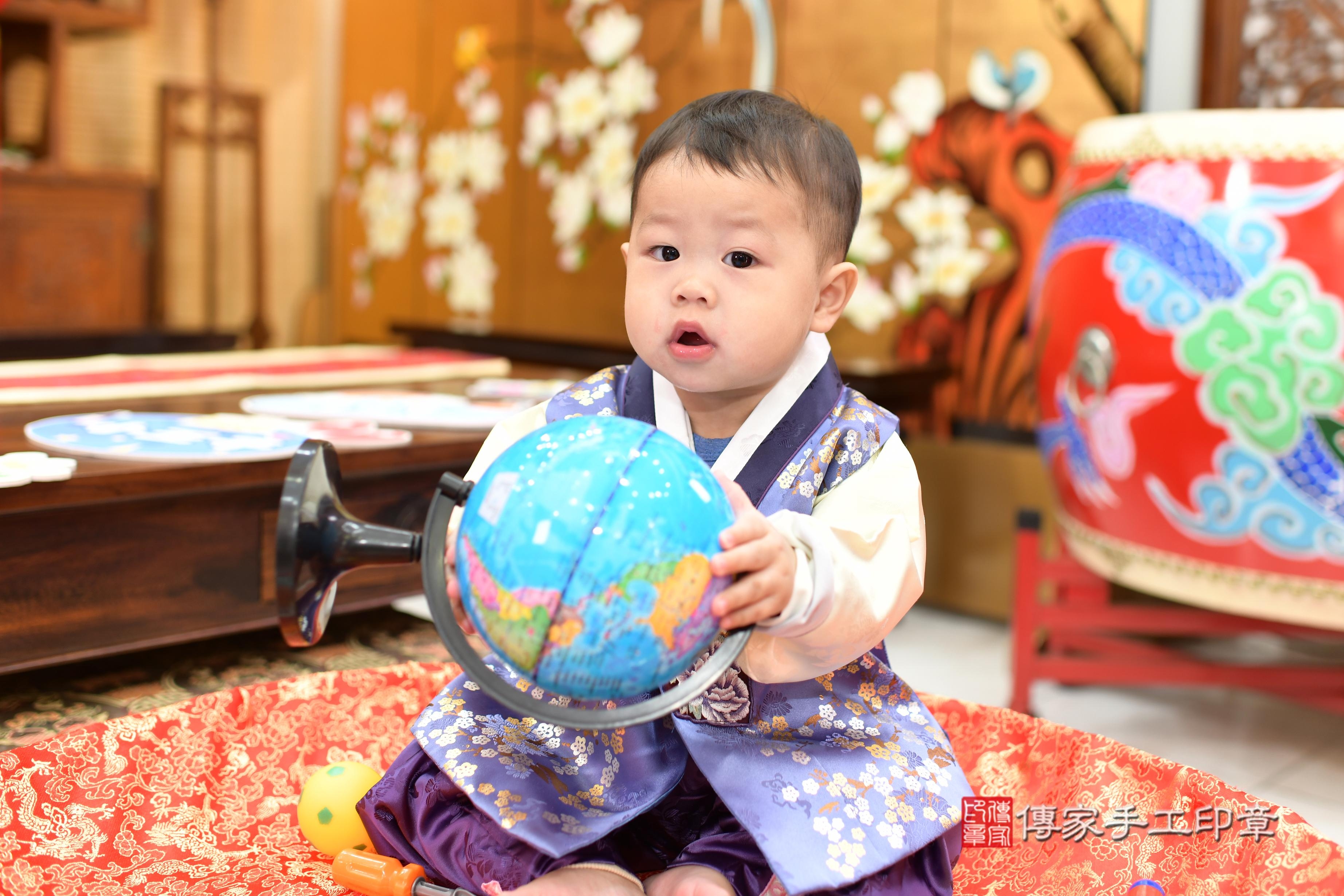 傳家手工印章台南店、抓周、度脺、中國風會場、傳家嬰兒古禮、吉祥話、抓周道具物品24種、拍照。抓周證書。寶寶抓周、滿周歲、生日快樂、祝福 傳家手工印章台南店、抓周、度脺、中國風會場、傳家嬰兒古禮、吉祥話、抓周道具物品24種、拍照。抓周證書。寶寶抓周、滿周歲、生日快樂、祝福