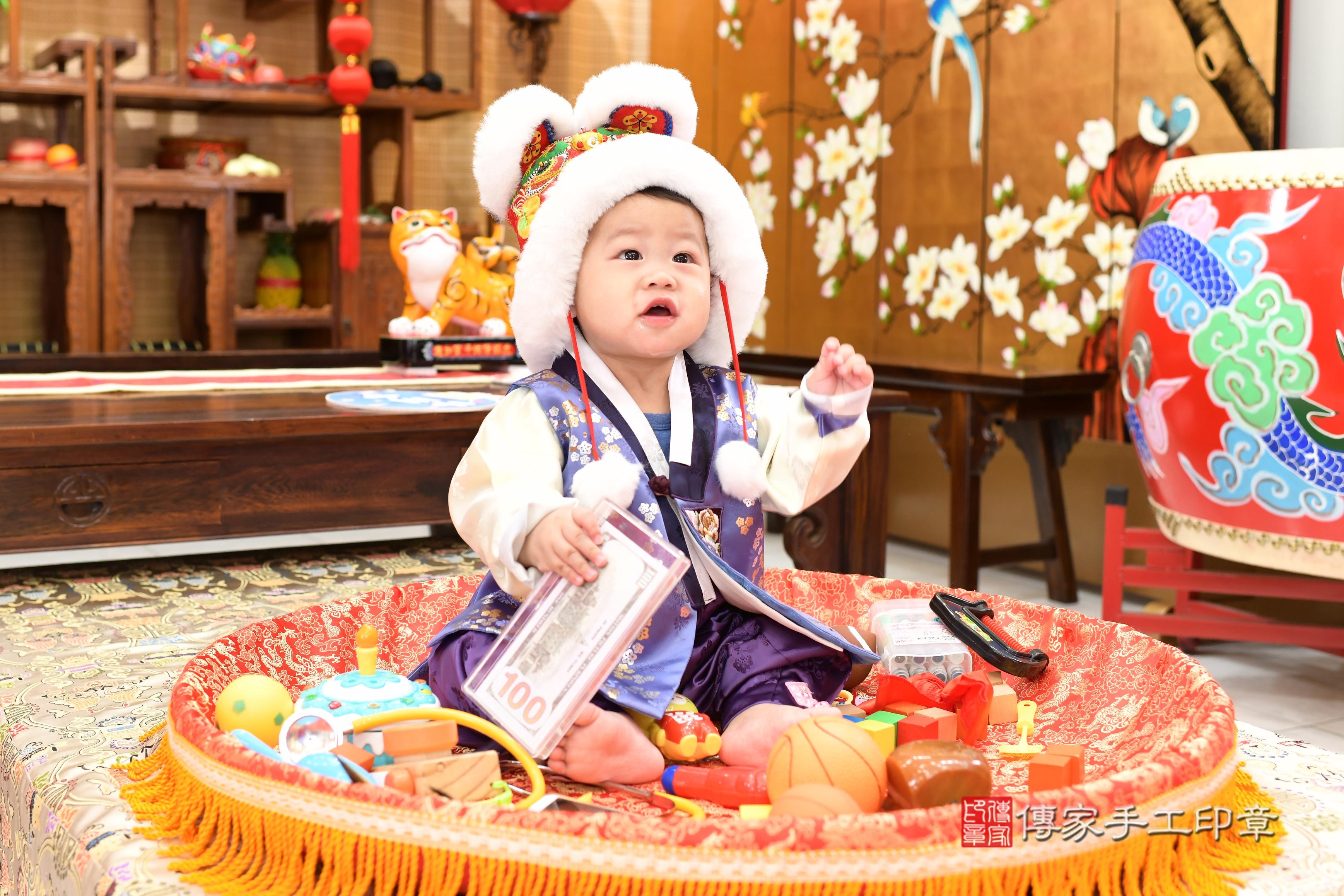 傳家手工印章台南店、抓周、度脺、中國風會場、傳家嬰兒古禮、吉祥話、抓周道具物品24種、拍照。抓周證書。寶寶抓周、滿周歲、生日快樂、祝福 傳家手工印章台南店、抓周、度脺、中國風會場、傳家嬰兒古禮、吉祥話、抓周道具物品24種、拍照。抓周證書。寶寶抓周、滿周歲、生日快樂、祝福