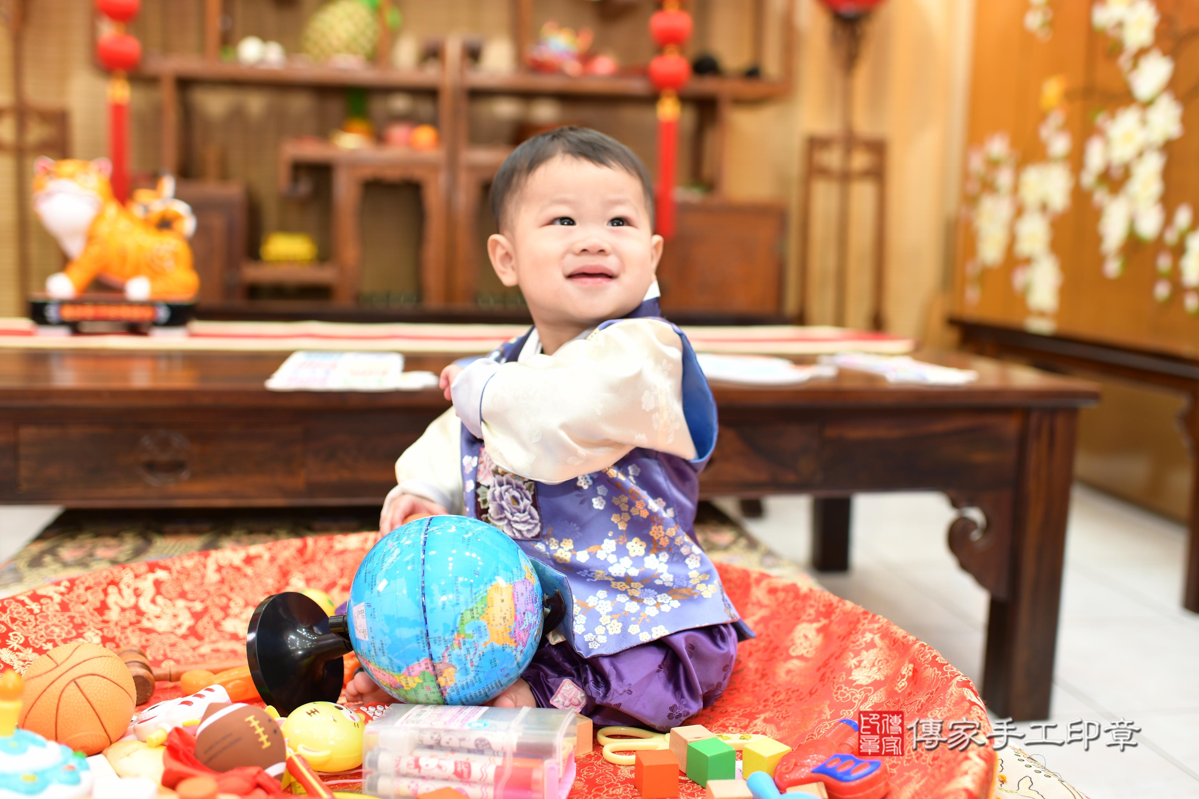 傳家手工印章台南店、抓周、度脺、中國風會場、傳家嬰兒古禮、吉祥話、抓周道具物品24種、拍照。抓周證書。寶寶抓周、滿周歲、生日快樂、祝福 傳家手工印章台南店、抓周、度脺、中國風會場、傳家嬰兒古禮、吉祥話、抓周道具物品24種、拍照。抓周證書。寶寶抓周、滿周歲、生日快樂、祝福