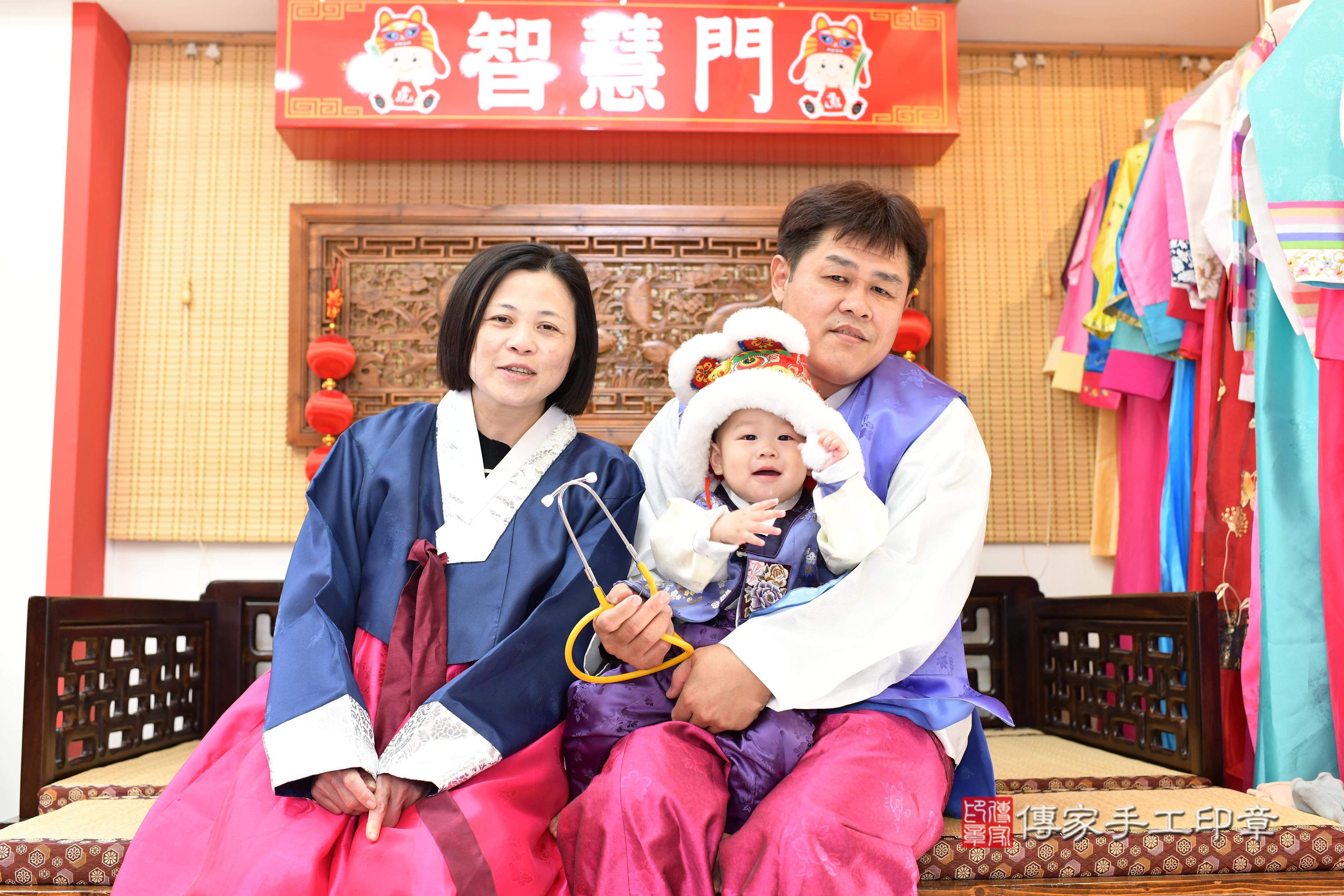 傳家手工印章台南店、抓周、度脺、中國風會場、傳家嬰兒古禮、吉祥話、抓周道具物品24種、拍照。抓周證書。寶寶抓周、滿周歲、生日快樂、祝福 傳家手工印章台南店、抓周、度脺、中國風會場、傳家嬰兒古禮、吉祥話、抓周道具物品24種、拍照。抓周證書。寶寶抓周、滿周歲、生日快樂、祝福