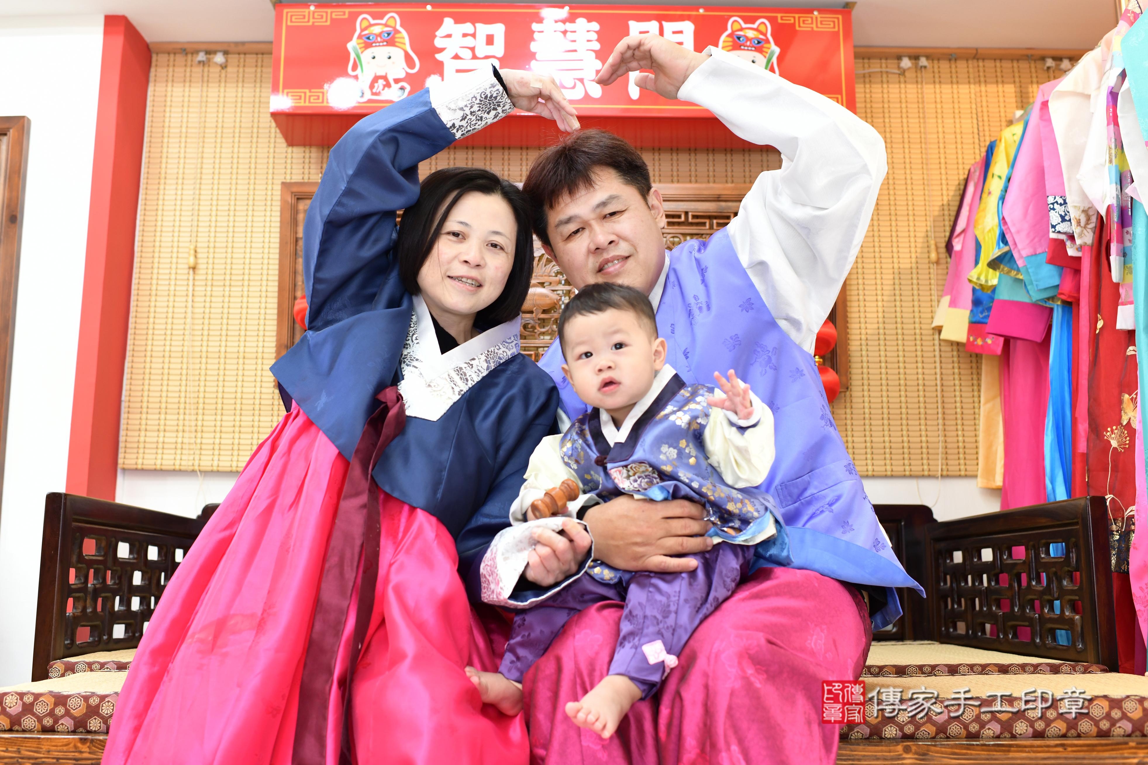 傳家手工印章台南店、抓周、度脺、中國風會場、傳家嬰兒古禮、吉祥話、抓周道具物品24種、拍照。抓周證書。寶寶抓周、滿周歲、生日快樂、祝福 傳家手工印章台南店、抓周、度脺、中國風會場、傳家嬰兒古禮、吉祥話、抓周道具物品24種、拍照。抓周證書。寶寶抓周、滿周歲、生日快樂、祝福