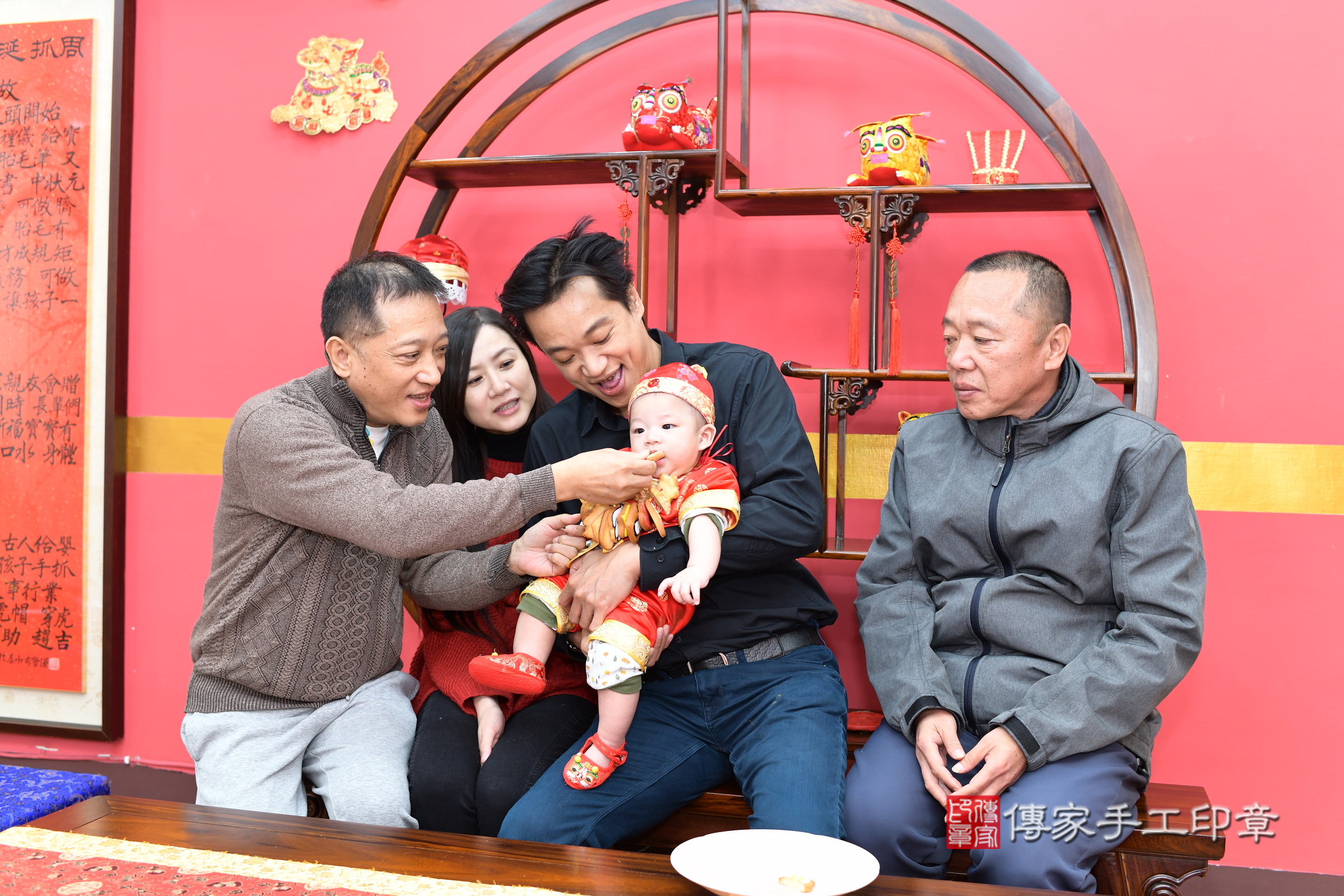 新北市永和區小信寶寶收涎推薦：傳家新北店收涎中國風會場，嬰兒古禮收涎收口水流程儀式、收涎吉祥話、收涎餅乾、收涎拍照。收涎證書。2025.2.6，照片12