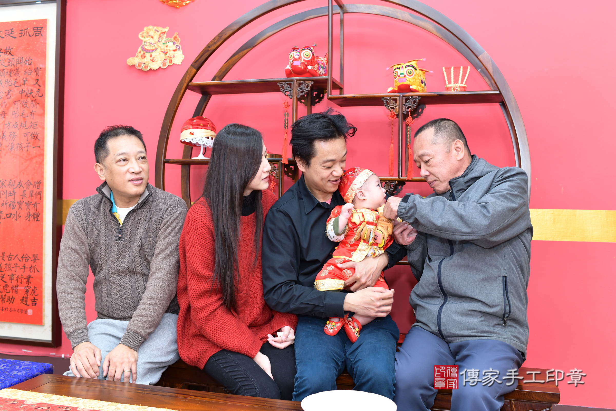 新北市永和區小信寶寶收涎推薦：傳家新北店收涎中國風會場，嬰兒古禮收涎收口水流程儀式、收涎吉祥話、收涎餅乾、收涎拍照。收涎證書。2025.2.6，照片11