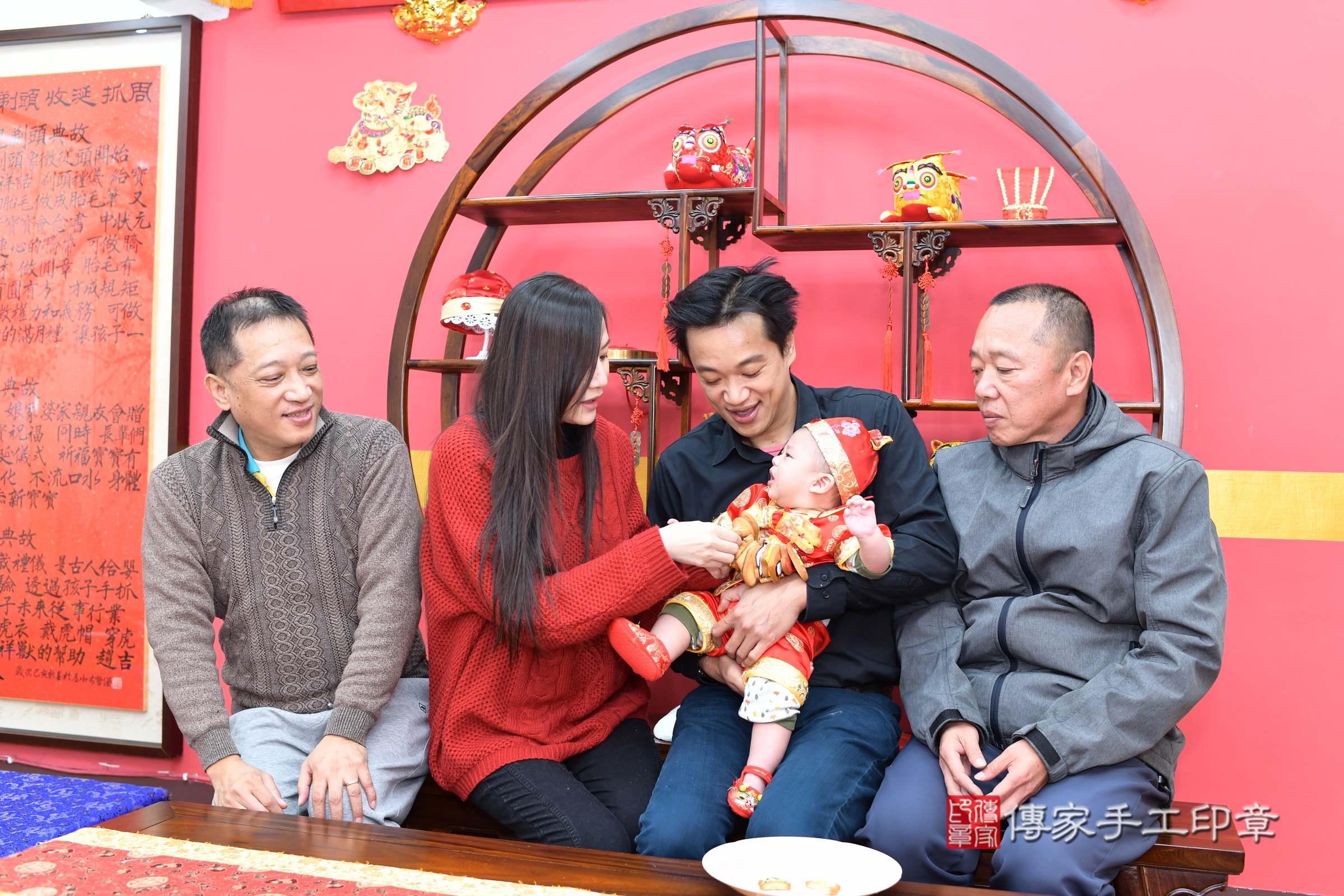 新北市永和區小信寶寶收涎推薦：傳家新北店收涎中國風會場，嬰兒古禮收涎收口水流程儀式、收涎吉祥話、收涎餅乾、收涎拍照。收涎證書。2025.2.6，照片13