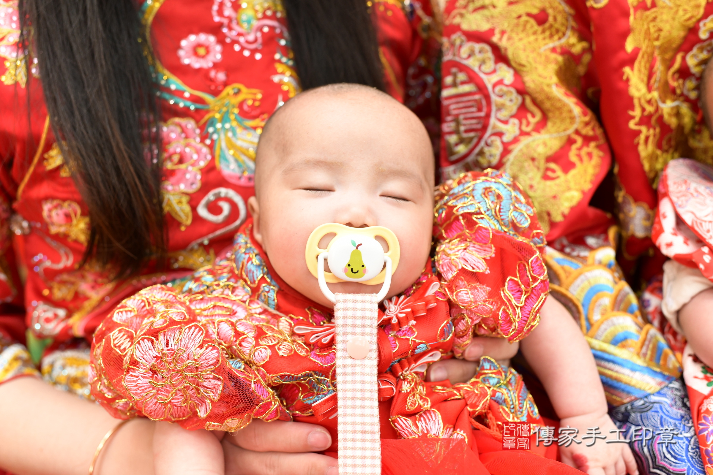 小昭寶寶和小瑤寶寶(台北市大同區嬰兒寶寶滿月剃頭理髮、嬰兒剃胎毛儀式吉祥話)。中國風會場，爸媽寶貝穿「日中韓」古裝禮服。專業拍照、證書。★購買「臍帶章、肚臍章、胎毛筆刷印章」贈送：剃頭、收涎、抓周，三選一。2025.2.6，照片23