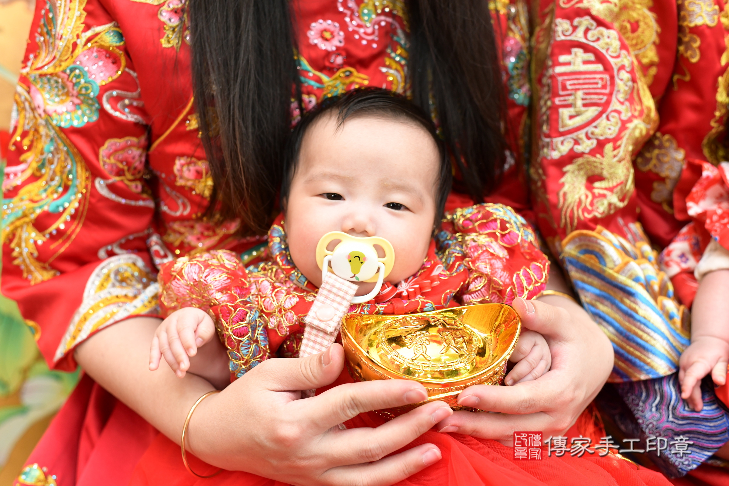 小昭寶寶和小瑤寶寶(台北市大同區嬰兒寶寶滿月剃頭理髮、嬰兒剃胎毛儀式吉祥話)。中國風會場，爸媽寶貝穿「日中韓」古裝禮服。專業拍照、證書。★購買「臍帶章、肚臍章、胎毛筆刷印章」贈送：剃頭、收涎、抓周，三選一。2025.2.6，照片16