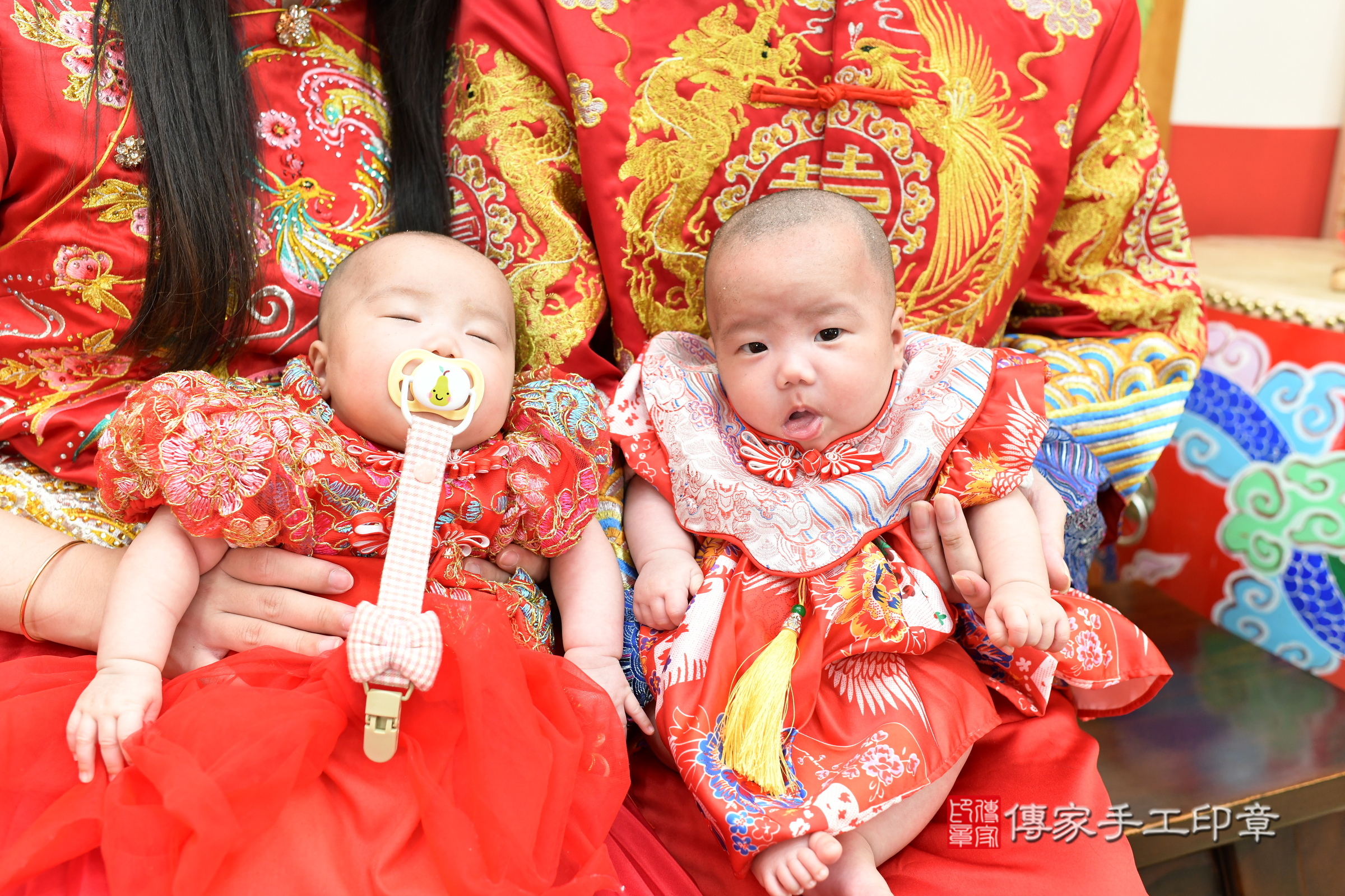 小昭寶寶和小瑤寶寶(台北市大同區嬰兒寶寶滿月剃頭理髮、嬰兒剃胎毛儀式吉祥話)。中國風會場，爸媽寶貝穿「日中韓」古裝禮服。專業拍照、證書。★購買「臍帶章、肚臍章、胎毛筆刷印章」贈送：剃頭、收涎、抓周，三選一。2025.2.6，照片22