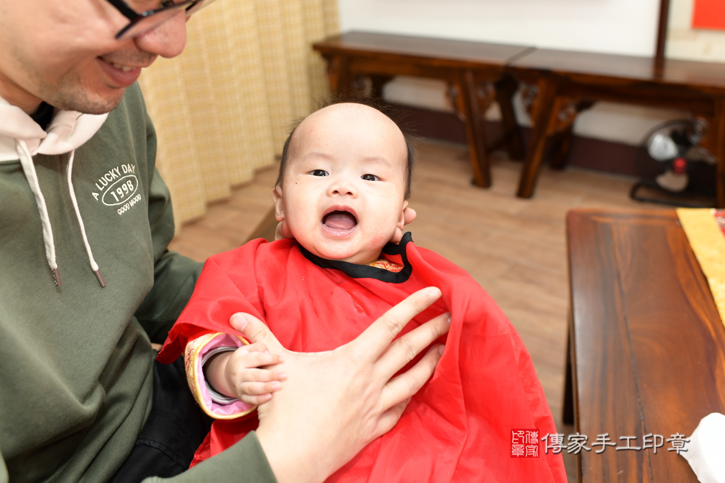 小駿寶寶(新北市永和區嬰兒寶寶滿月剃頭理髮、嬰兒剃胎毛儀式吉祥話)。中國風會場，爸媽寶貝穿「日中韓」古裝禮服。專業拍照、證書。★購買「臍帶章、肚臍章、胎毛筆刷印章」贈送：剃頭、收涎、抓周，三選一。2025.2.8，照片18