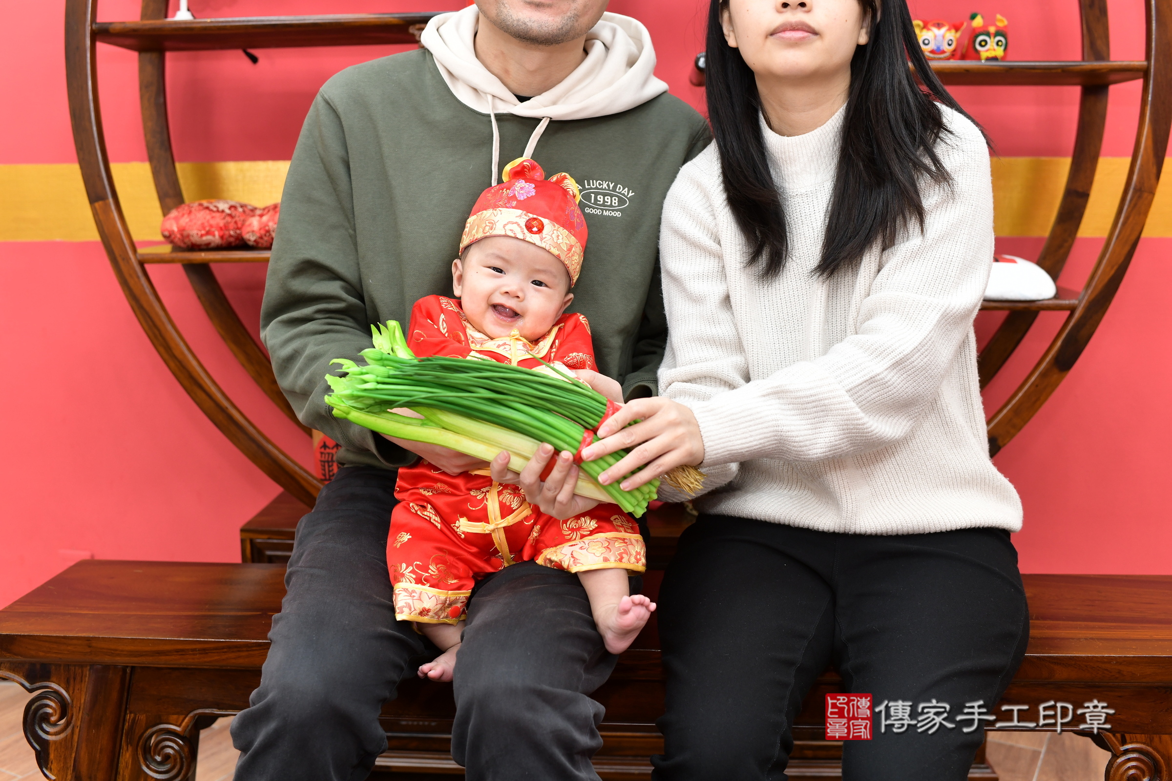 小駿寶寶(新北市永和區嬰兒寶寶滿月剃頭理髮、嬰兒剃胎毛儀式吉祥話)。中國風會場，爸媽寶貝穿「日中韓」古裝禮服。專業拍照、證書。★購買「臍帶章、肚臍章、胎毛筆刷印章」贈送：剃頭、收涎、抓周，三選一。2025.2.8，照片12