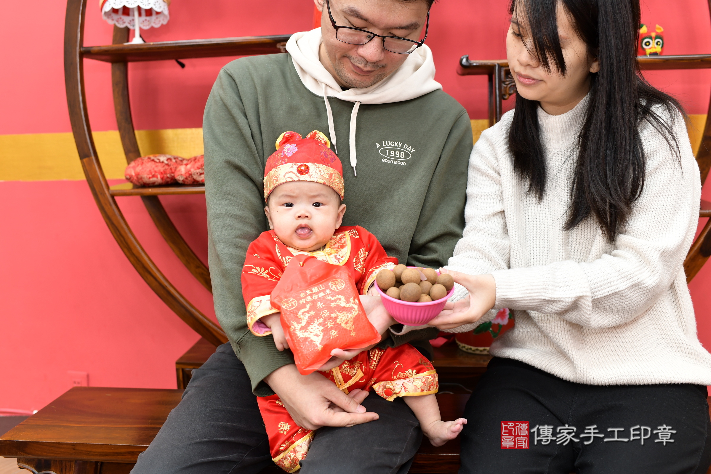 小駿寶寶(新北市永和區嬰兒寶寶滿月剃頭理髮、嬰兒剃胎毛儀式吉祥話)。中國風會場，爸媽寶貝穿「日中韓」古裝禮服。專業拍照、證書。★購買「臍帶章、肚臍章、胎毛筆刷印章」贈送：剃頭、收涎、抓周，三選一。2025.2.8，照片6
