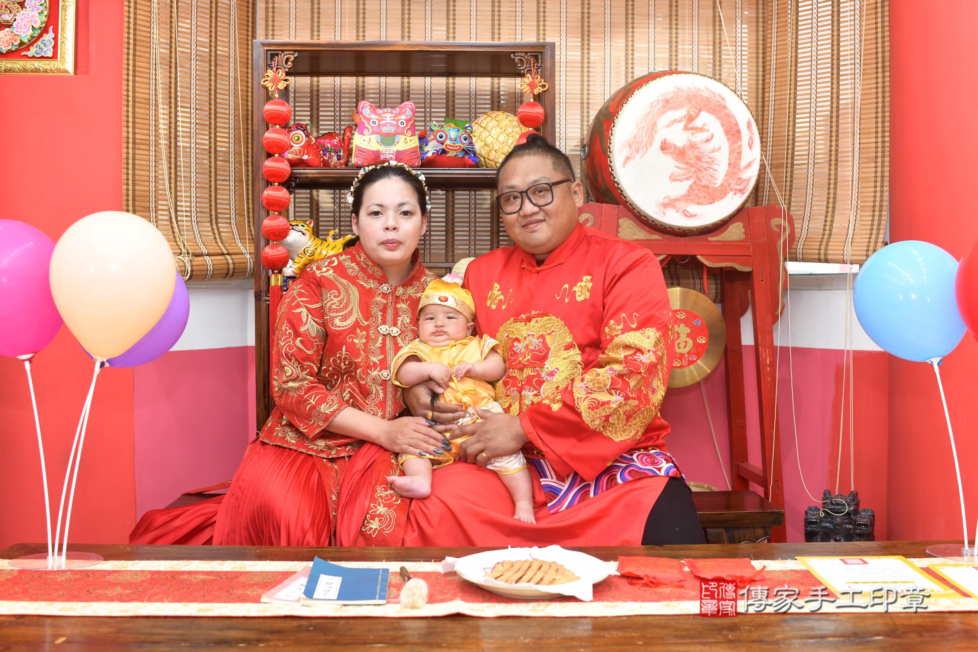 傳家手工印章高雄店、抓周、度脺、中國風會場、傳家嬰兒古禮、吉祥話、抓周道具物品24種、拍照。抓周證書。寶寶抓周、滿周歲、生日快樂、祝福 傳家手工印章高雄店、抓周、度脺、中國風會場、傳家嬰兒古禮、吉祥話、抓周道具物品24種、拍照。抓周證書。寶寶抓周、滿周歲、生日快樂、祝福