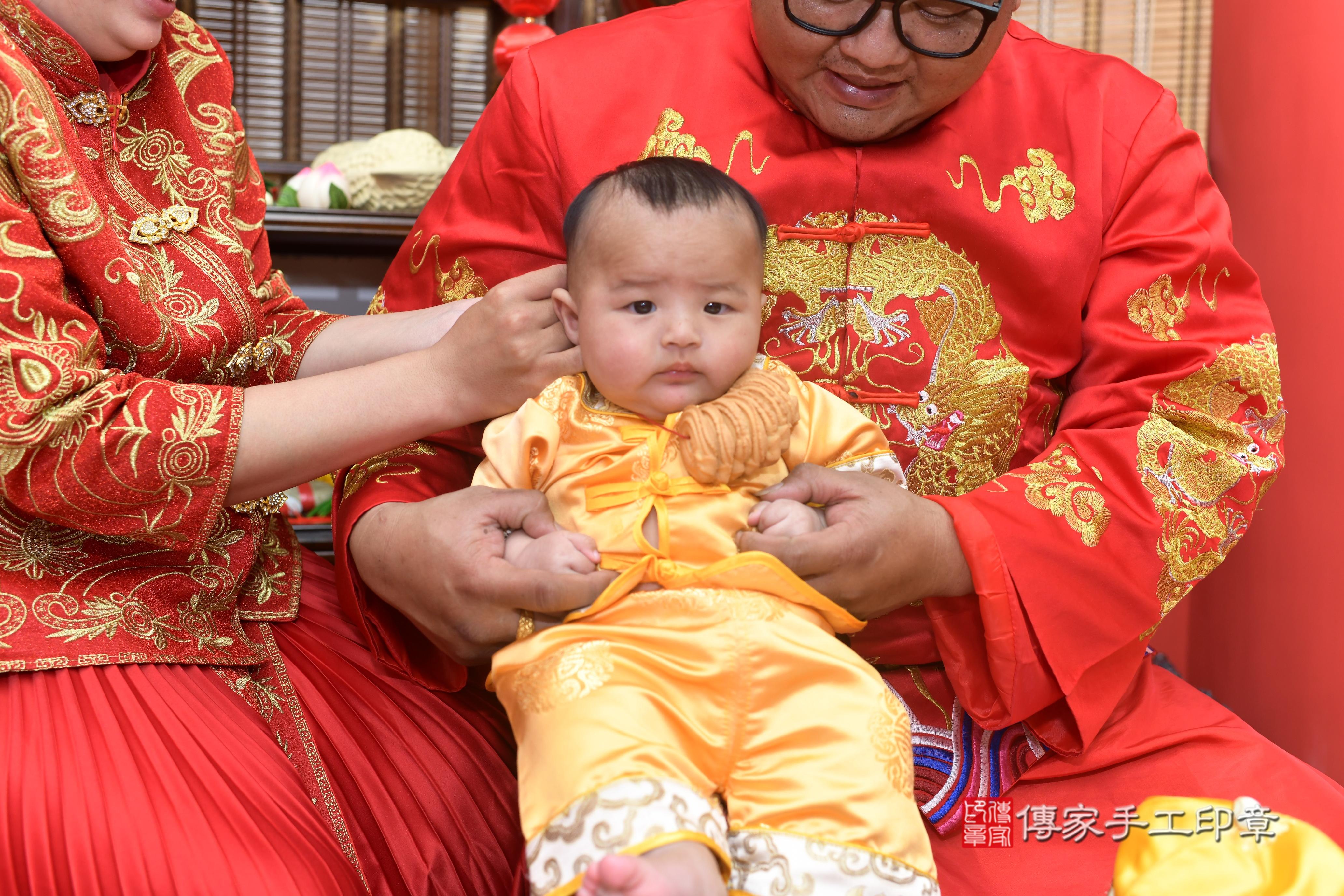 傳家手工印章高雄店、抓周、度脺、中國風會場、傳家嬰兒古禮、吉祥話、抓周道具物品24種、拍照。抓周證書。寶寶抓周、滿周歲、生日快樂、祝福 傳家手工印章高雄店、抓周、度脺、中國風會場、傳家嬰兒古禮、吉祥話、抓周道具物品24種、拍照。抓周證書。寶寶抓周、滿周歲、生日快樂、祝福