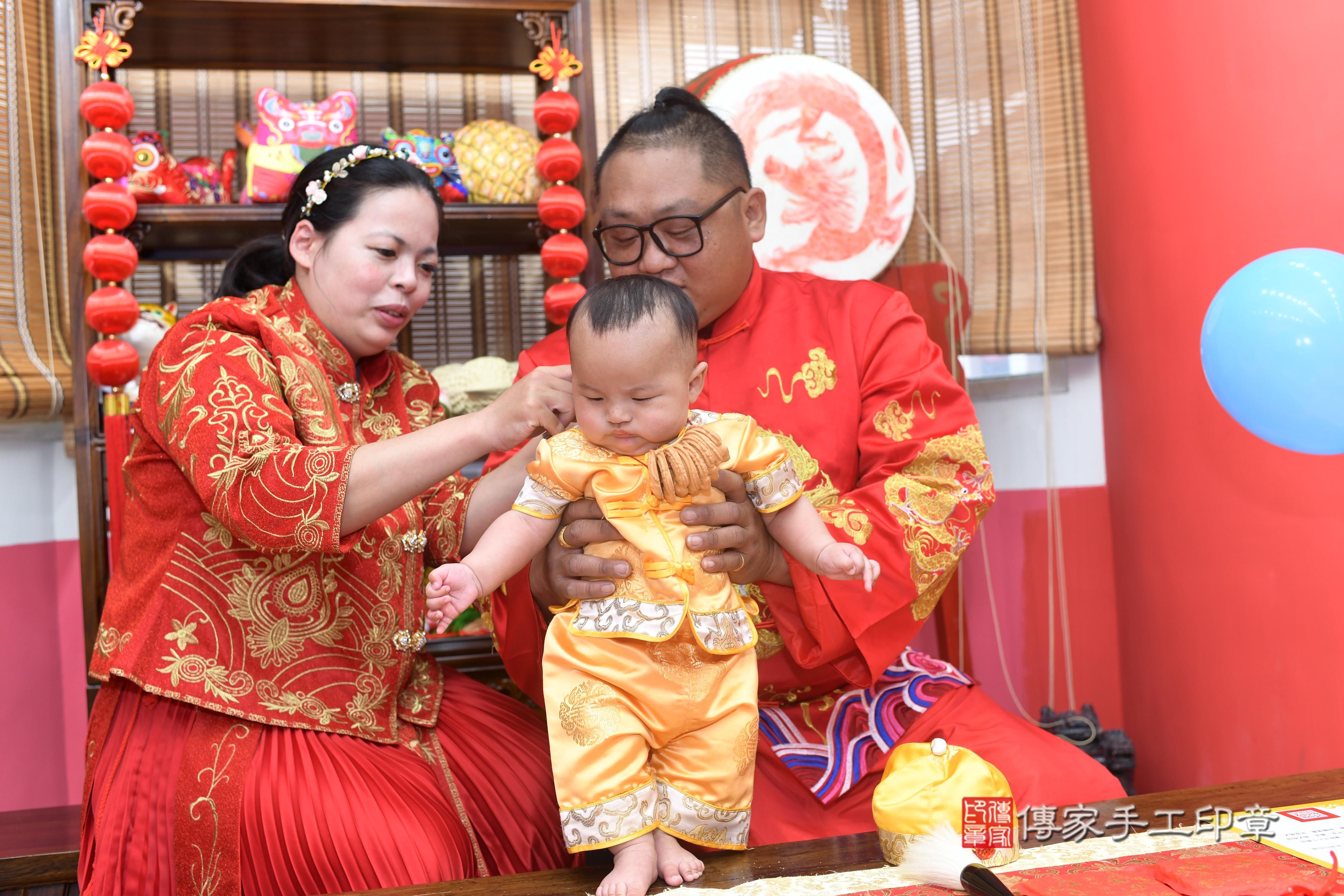 傳家手工印章高雄店、抓周、度脺、中國風會場、傳家嬰兒古禮、吉祥話、抓周道具物品24種、拍照。抓周證書。寶寶抓周、滿周歲、生日快樂、祝福 傳家手工印章高雄店、抓周、度脺、中國風會場、傳家嬰兒古禮、吉祥話、抓周道具物品24種、拍照。抓周證書。寶寶抓周、滿周歲、生日快樂、祝福