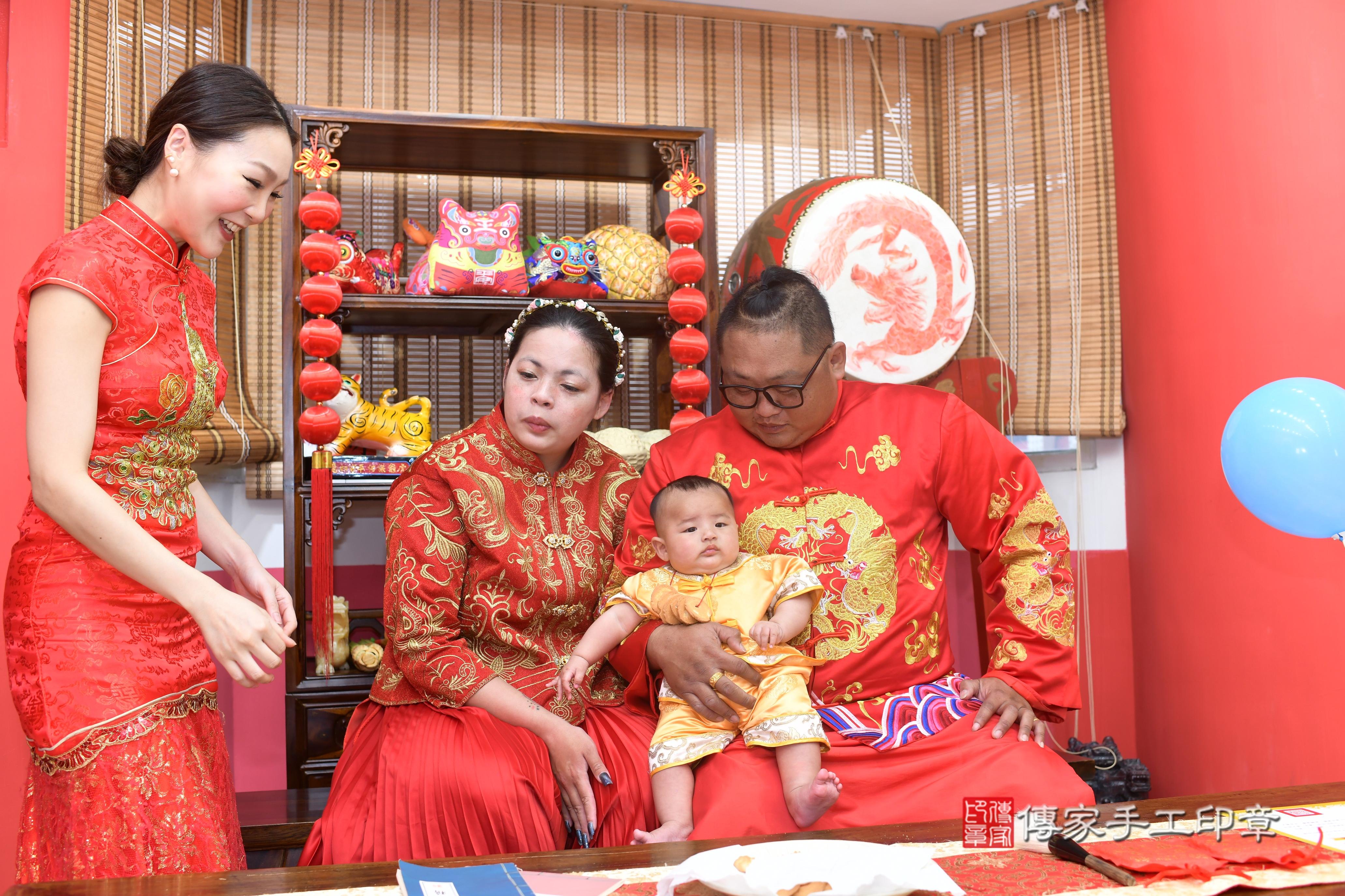 傳家手工印章高雄店、抓周、度脺、中國風會場、傳家嬰兒古禮、吉祥話、抓周道具物品24種、拍照。抓周證書。寶寶抓周、滿周歲、生日快樂、祝福 傳家手工印章高雄店、抓周、度脺、中國風會場、傳家嬰兒古禮、吉祥話、抓周道具物品24種、拍照。抓周證書。寶寶抓周、滿周歲、生日快樂、祝福