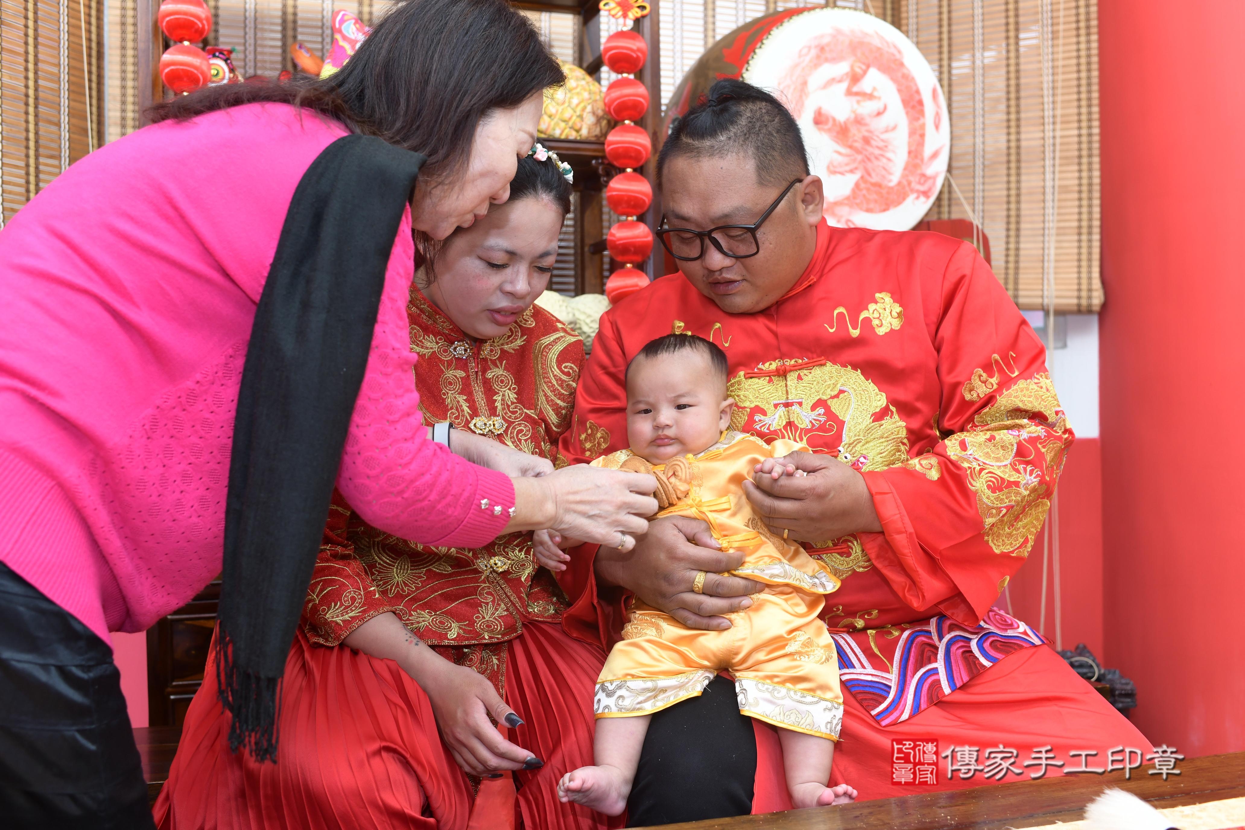 傳家手工印章高雄店、抓周、度脺、中國風會場、傳家嬰兒古禮、吉祥話、抓周道具物品24種、拍照。抓周證書。寶寶抓周、滿周歲、生日快樂、祝福 傳家手工印章高雄店、抓周、度脺、中國風會場、傳家嬰兒古禮、吉祥話、抓周道具物品24種、拍照。抓周證書。寶寶抓周、滿周歲、生日快樂、祝福