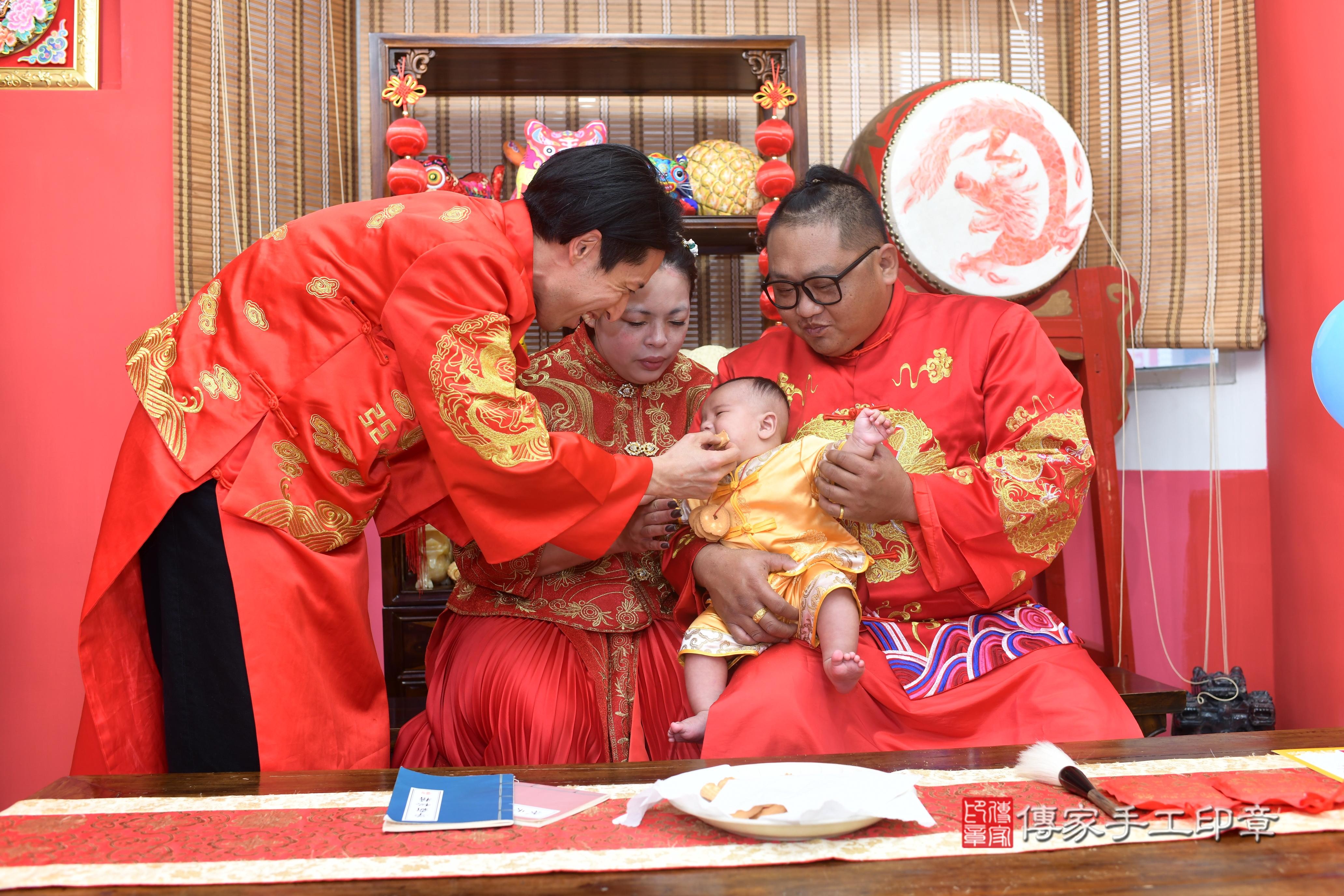 傳家手工印章高雄店、抓周、度脺、中國風會場、傳家嬰兒古禮、吉祥話、抓周道具物品24種、拍照。抓周證書。寶寶抓周、滿周歲、生日快樂、祝福 傳家手工印章高雄店、抓周、度脺、中國風會場、傳家嬰兒古禮、吉祥話、抓周道具物品24種、拍照。抓周證書。寶寶抓周、滿周歲、生日快樂、祝福