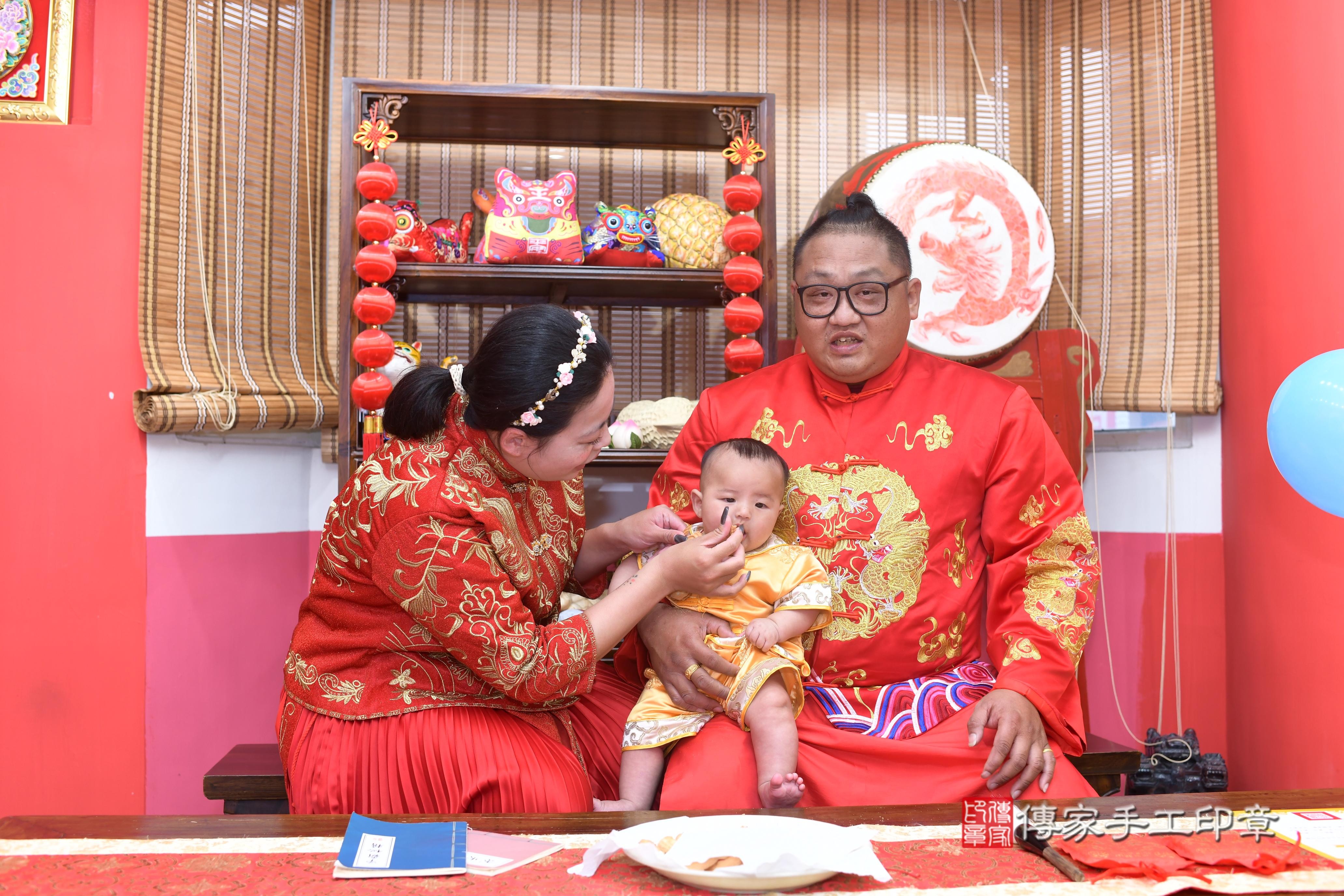 傳家手工印章高雄店、抓周、度脺、中國風會場、傳家嬰兒古禮、吉祥話、抓周道具物品24種、拍照。抓周證書。寶寶抓周、滿周歲、生日快樂、祝福 傳家手工印章高雄店、抓周、度脺、中國風會場、傳家嬰兒古禮、吉祥話、抓周道具物品24種、拍照。抓周證書。寶寶抓周、滿周歲、生日快樂、祝福