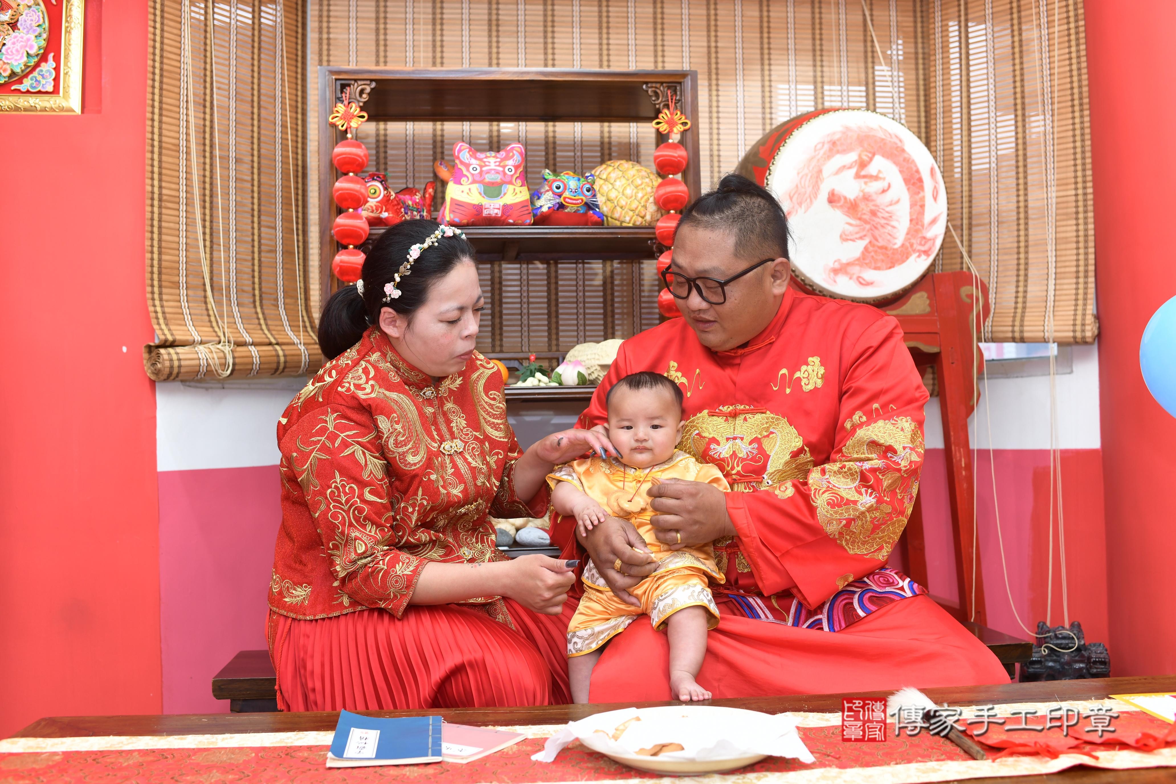 傳家手工印章高雄店、抓周、度脺、中國風會場、傳家嬰兒古禮、吉祥話、抓周道具物品24種、拍照。抓周證書。寶寶抓周、滿周歲、生日快樂、祝福 傳家手工印章高雄店、抓周、度脺、中國風會場、傳家嬰兒古禮、吉祥話、抓周道具物品24種、拍照。抓周證書。寶寶抓周、滿周歲、生日快樂、祝福