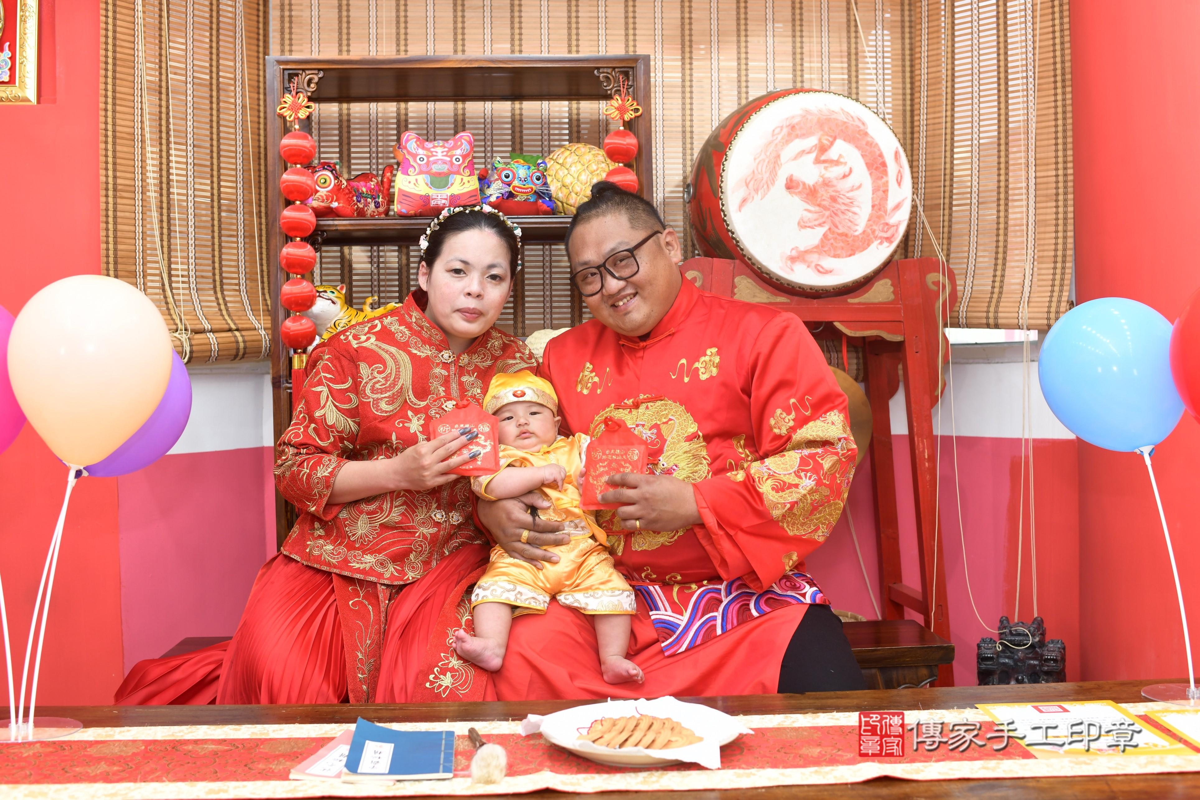 傳家手工印章高雄店、抓周、度脺、中國風會場、傳家嬰兒古禮、吉祥話、抓周道具物品24種、拍照。抓周證書。寶寶抓周、滿周歲、生日快樂、祝福 傳家手工印章高雄店、抓周、度脺、中國風會場、傳家嬰兒古禮、吉祥話、抓周道具物品24種、拍照。抓周證書。寶寶抓周、滿周歲、生日快樂、祝福