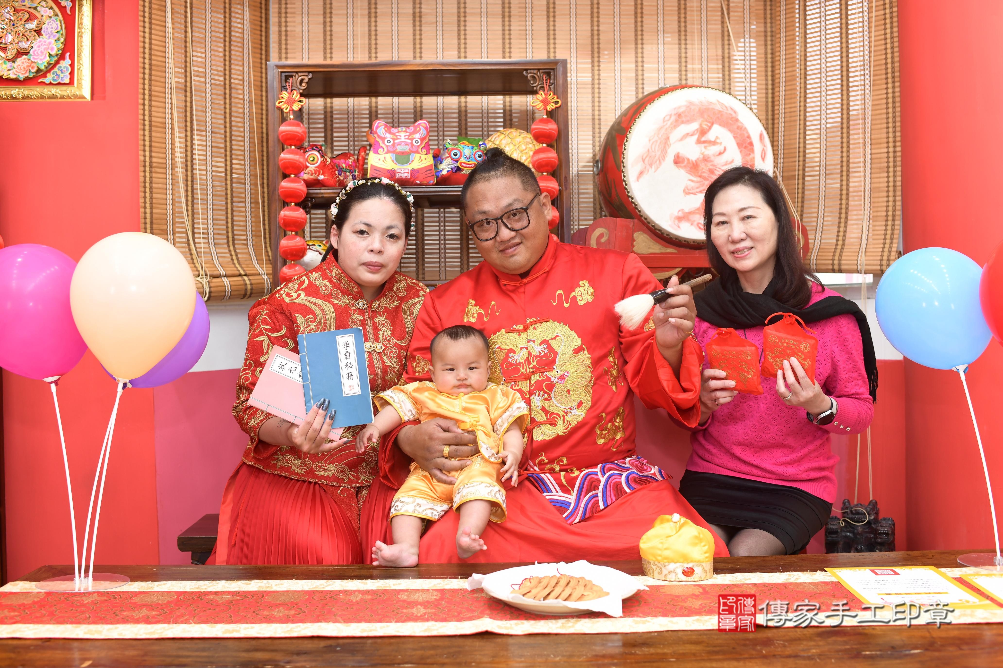 傳家手工印章高雄店、抓周、度脺、中國風會場、傳家嬰兒古禮、吉祥話、抓周道具物品24種、拍照。抓周證書。寶寶抓周、滿周歲、生日快樂、祝福