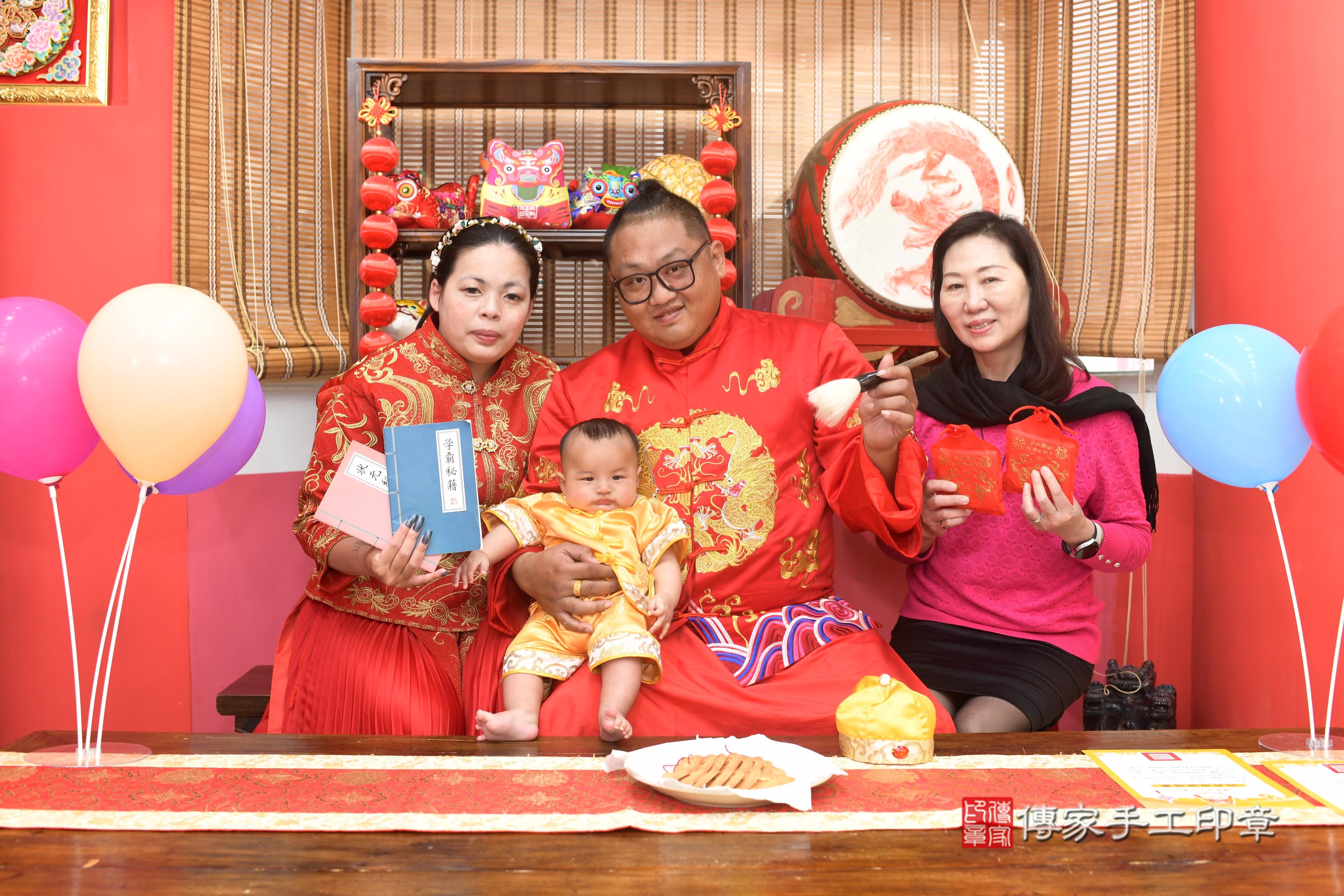 傳家手工印章高雄店、抓周、度脺、中國風會場、傳家嬰兒古禮、吉祥話、抓周道具物品24種、拍照。抓周證書。寶寶抓周、滿周歲、生日快樂、祝福 傳家手工印章高雄店、抓周、度脺、中國風會場、傳家嬰兒古禮、吉祥話、抓周道具物品24種、拍照。抓周證書。寶寶抓周、滿周歲、生日快樂、祝福